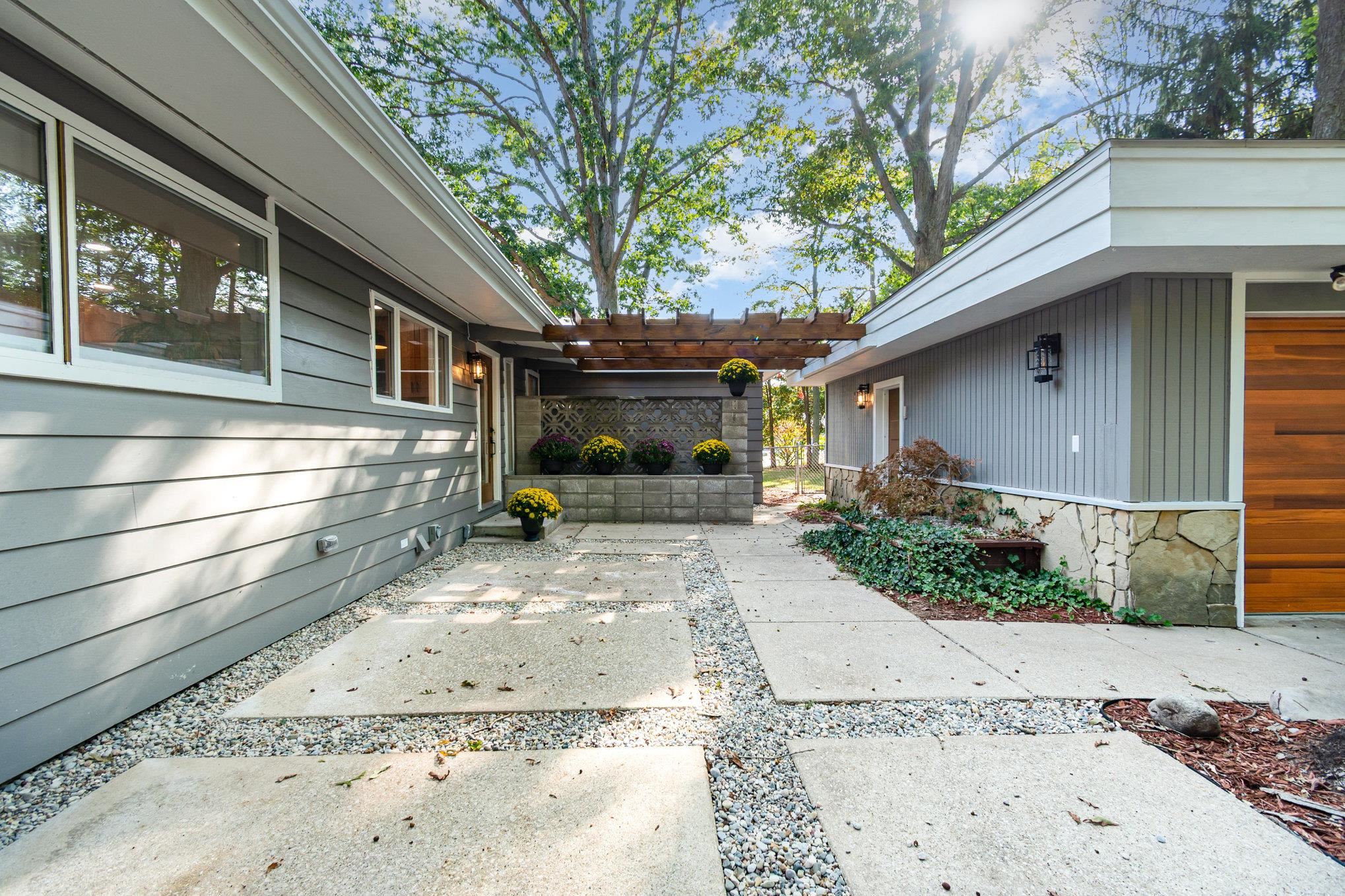 4911 Sturgeon Creek Parkway