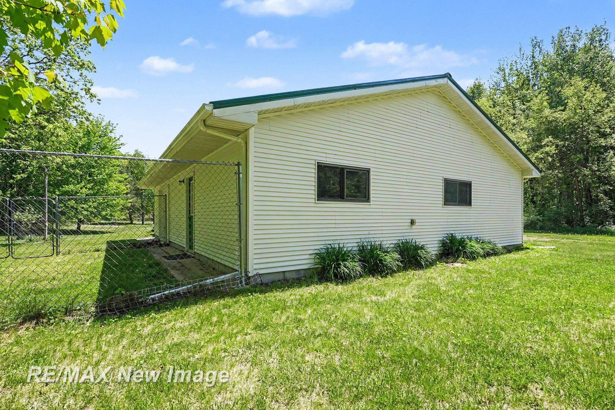 2827 N Eleven Mile Road