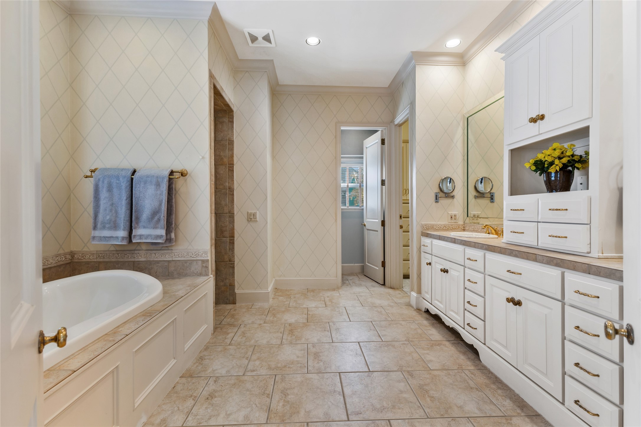 2609 Queen Elizabeth Boulevard