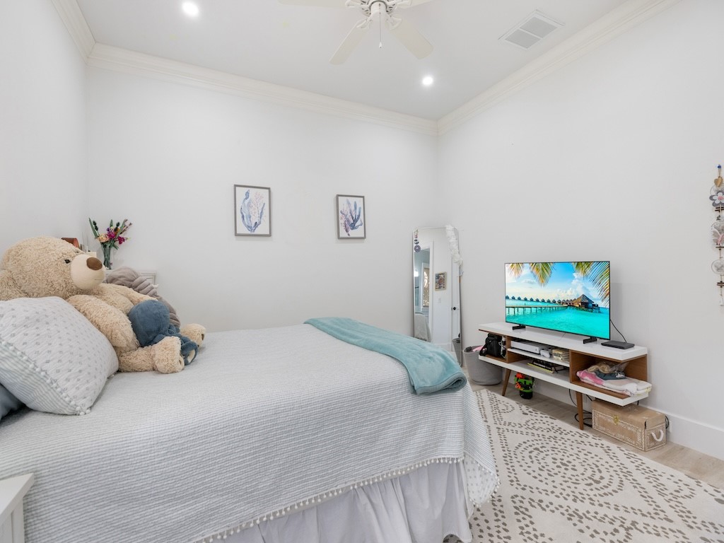 1618 W Sandpointe Place