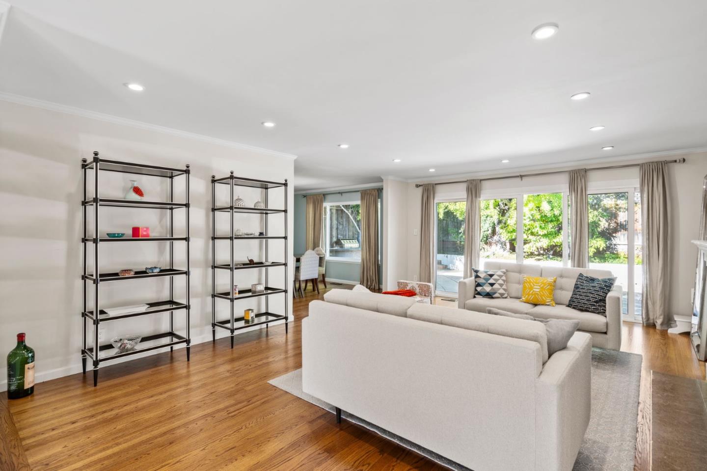 2132 Carmelita AVE