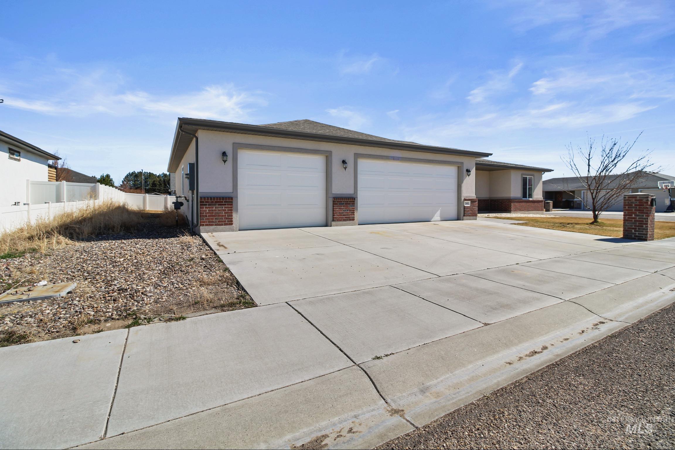 585 Clearwater Way