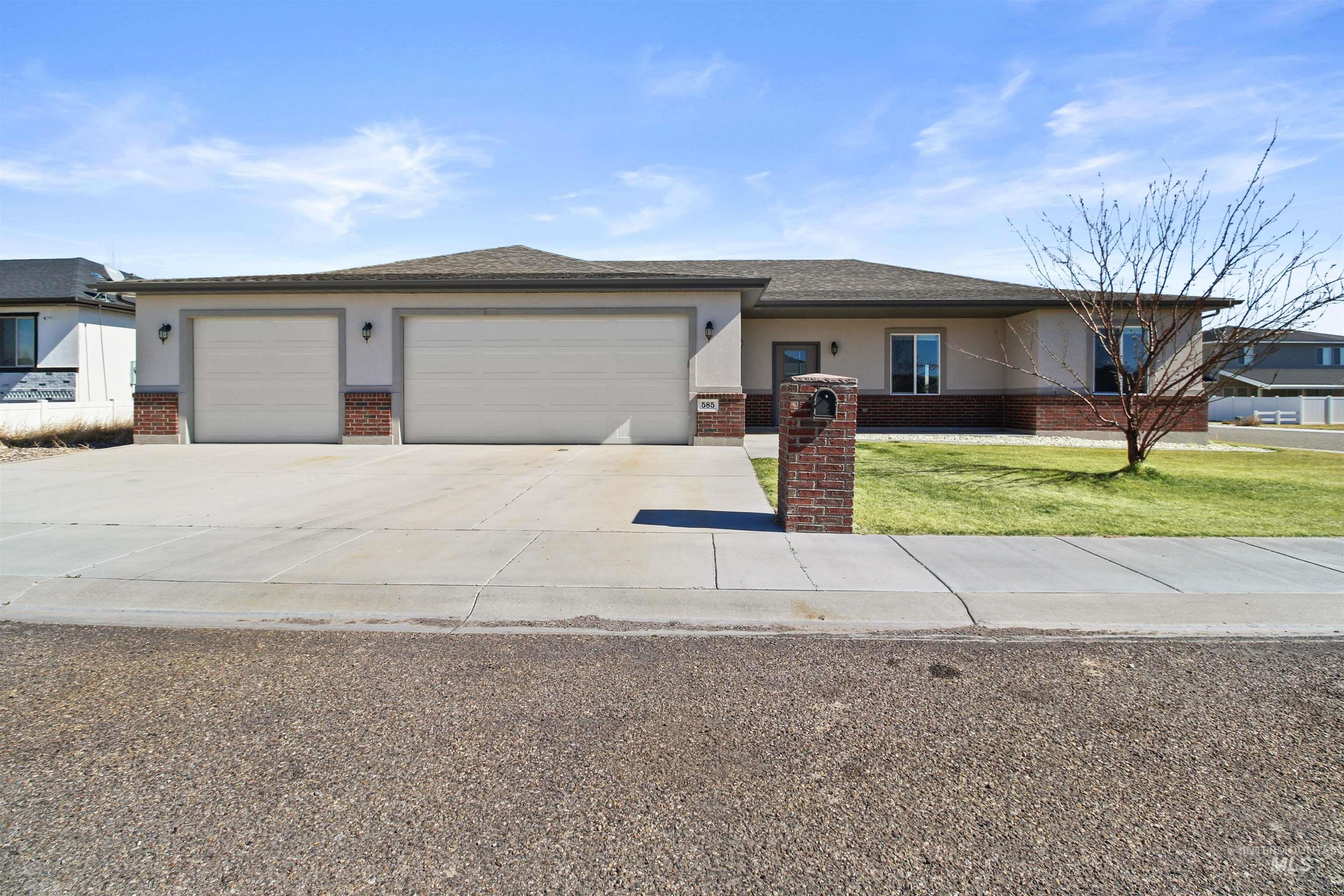 585 Clearwater Way