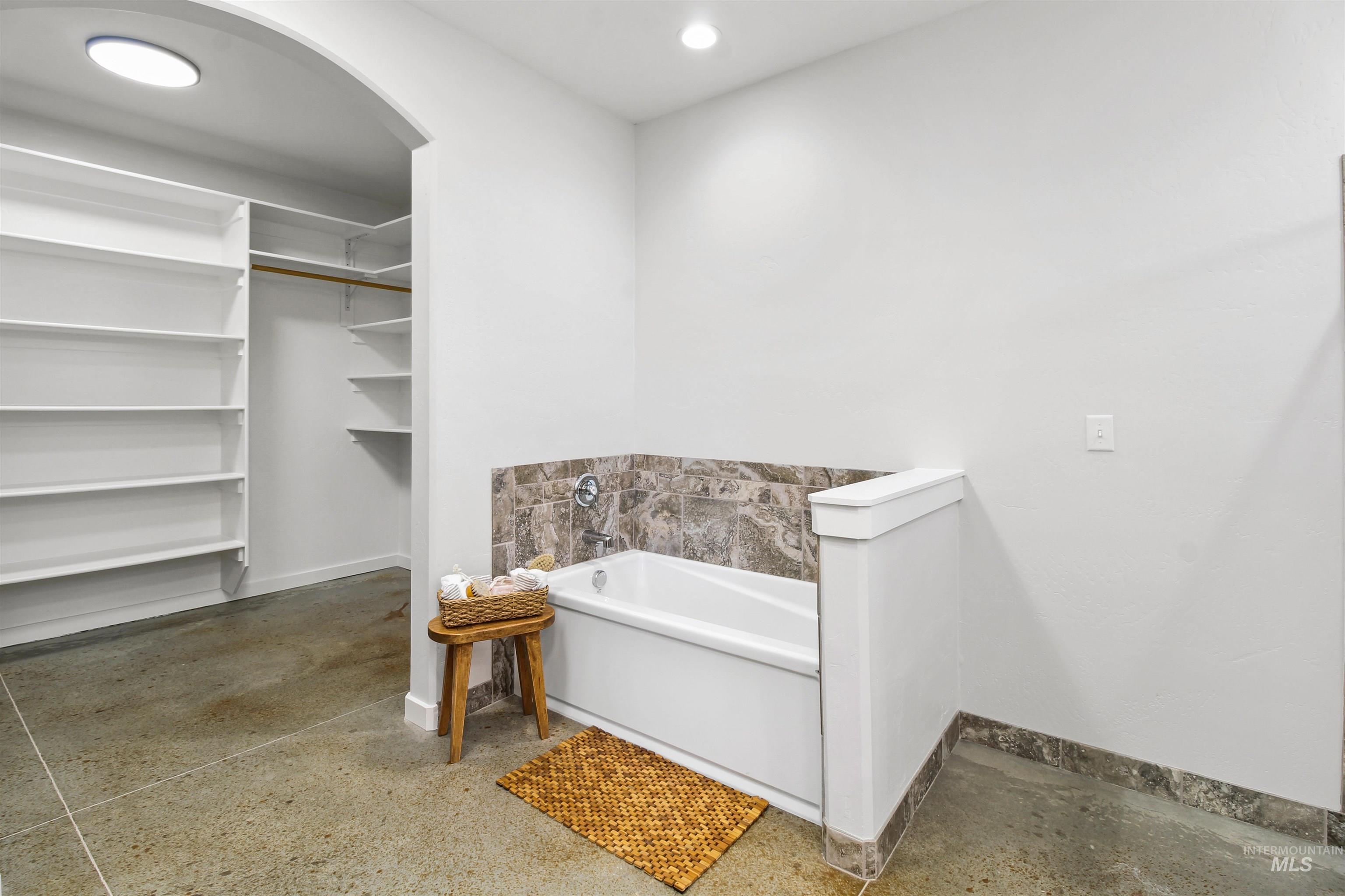 585 Clearwater Way