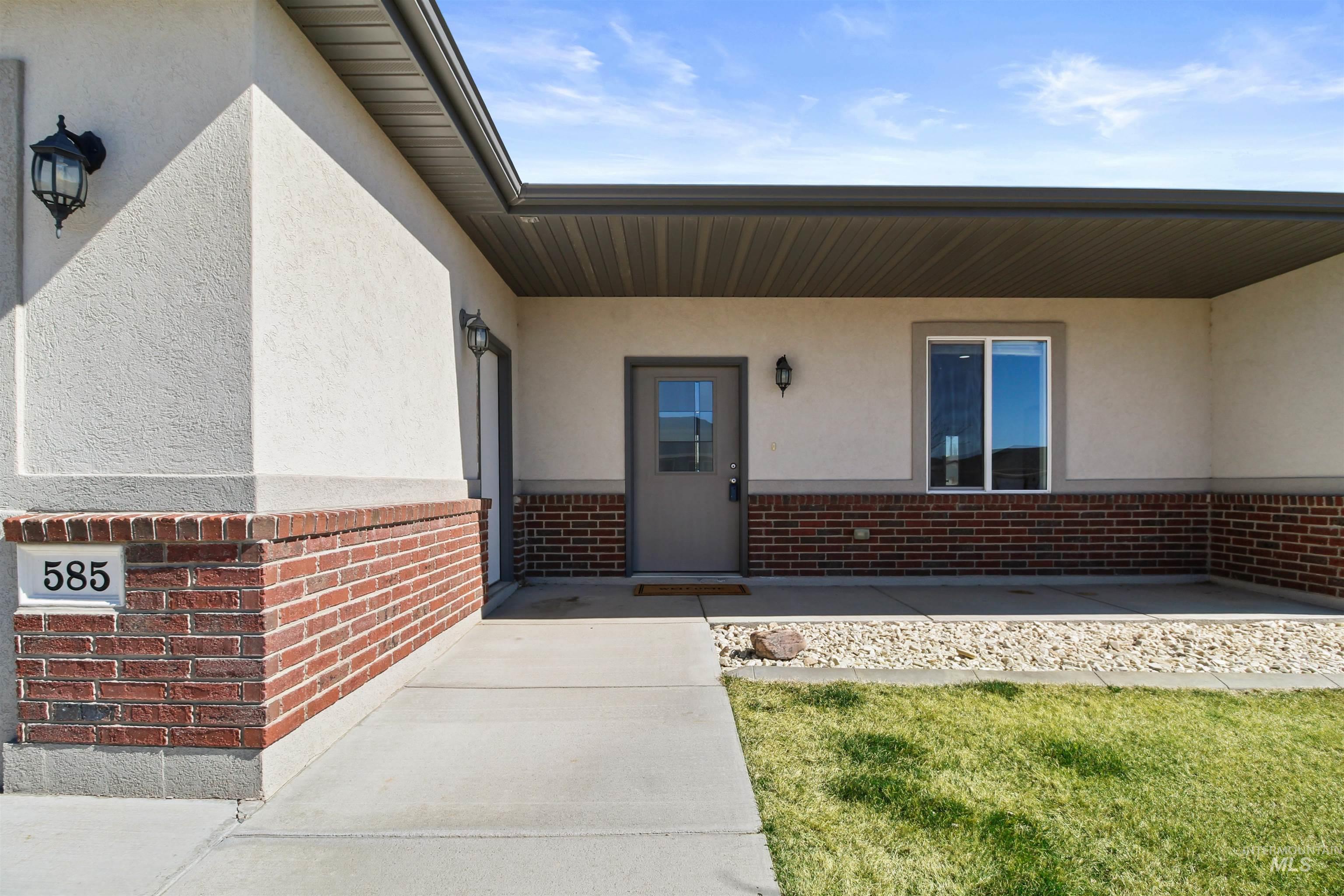 585 Clearwater Way