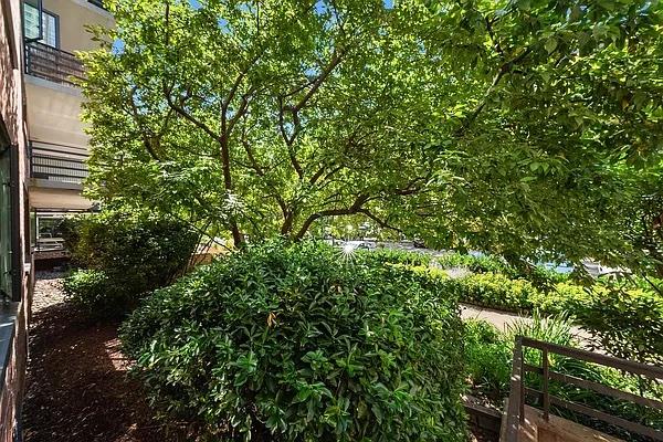 392 CENTRAL Park W 1L