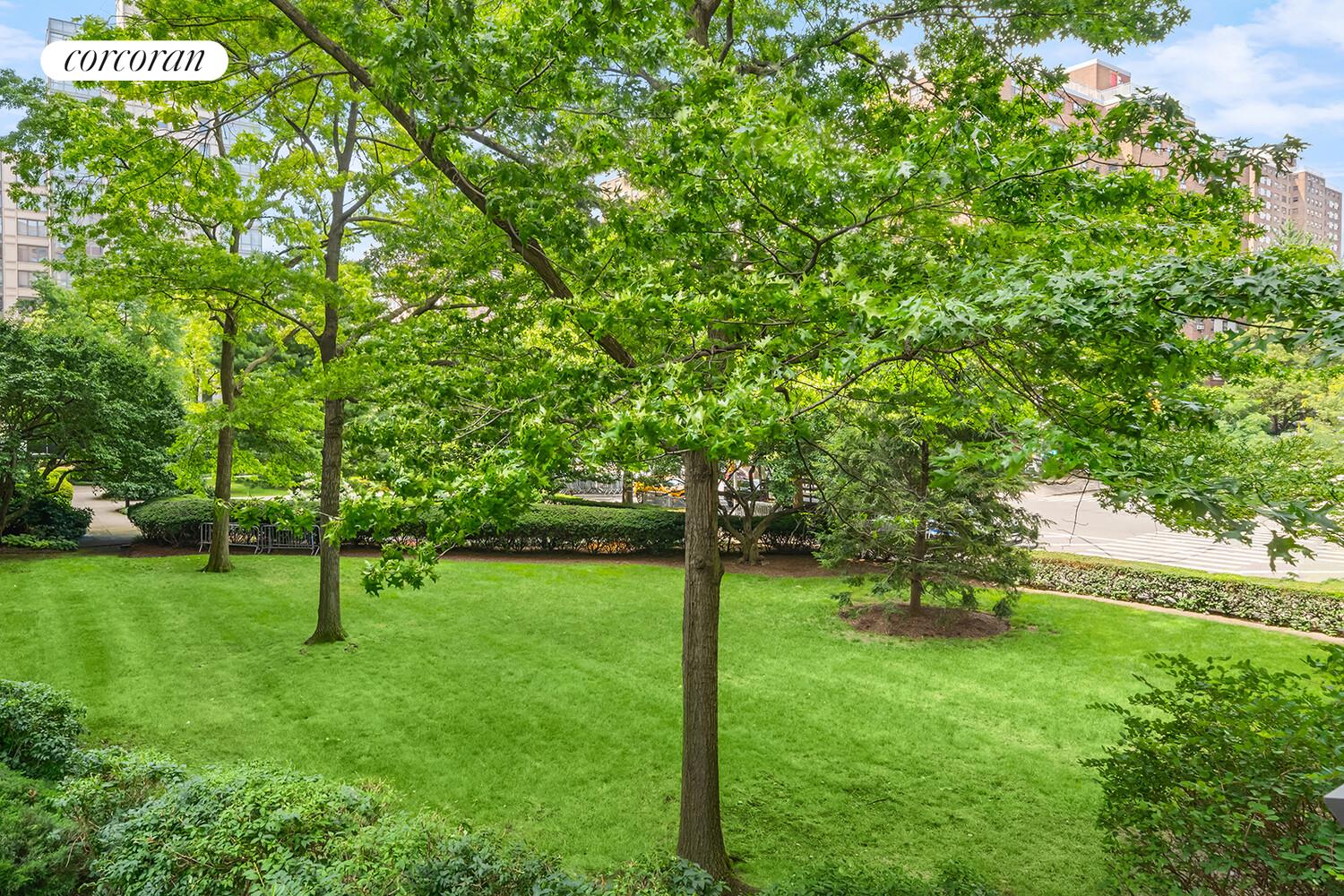 400 CENTRAL Park W 2CD
