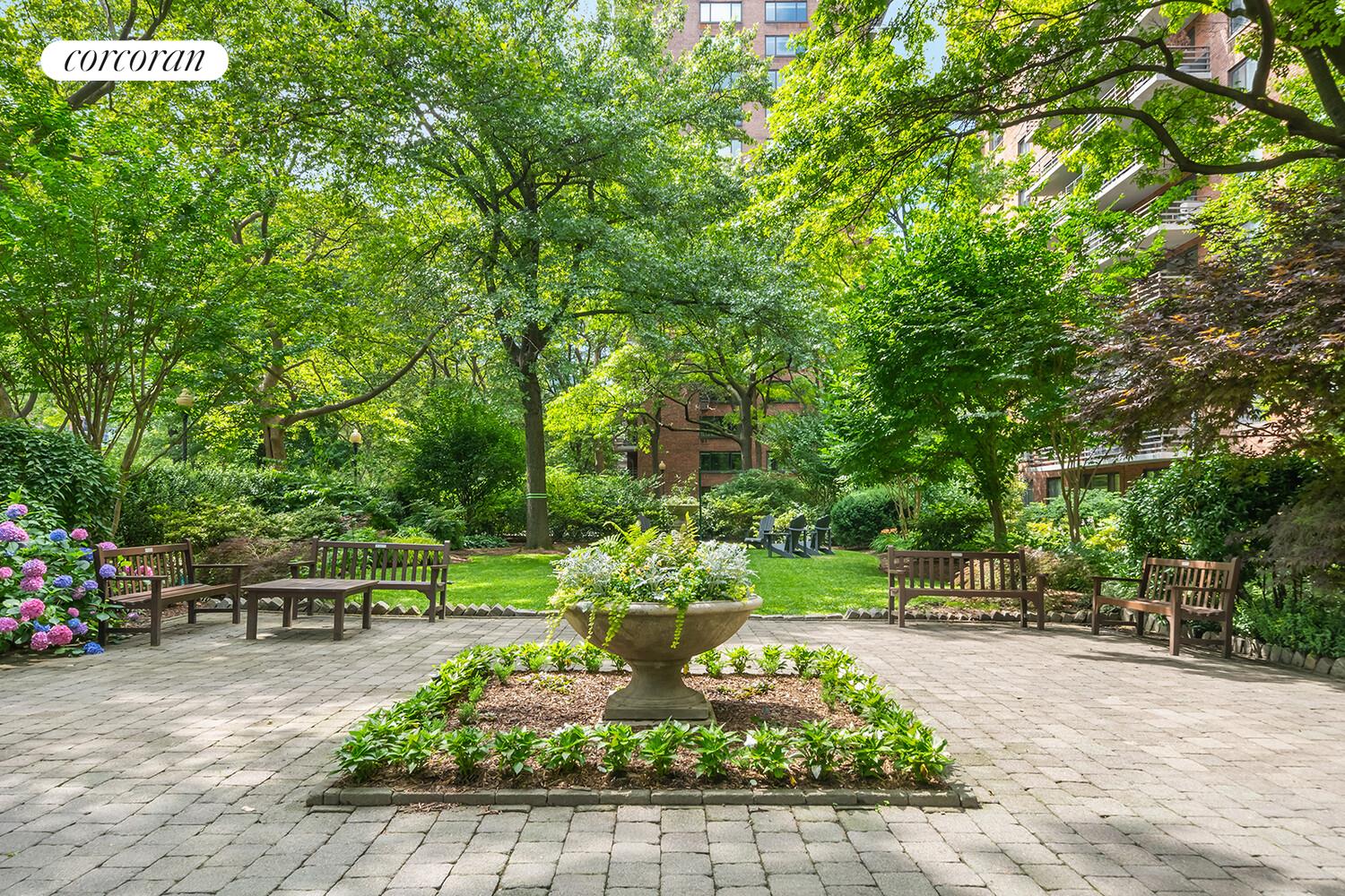 400 CENTRAL Park W 2CD
