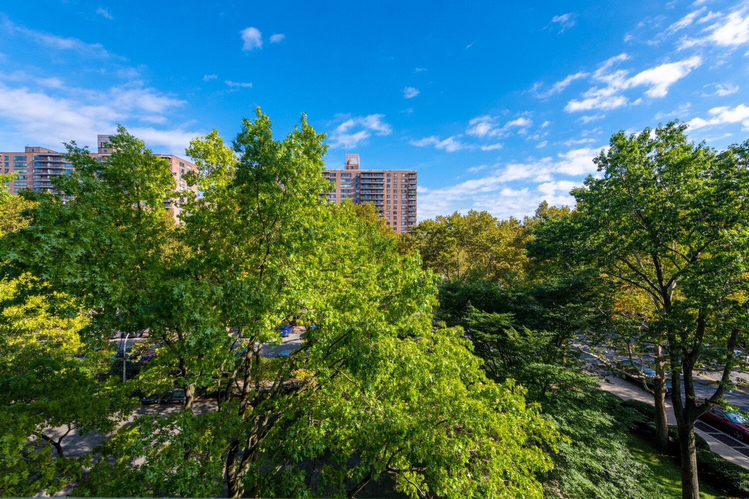 382 CENTRAL Park W 3X