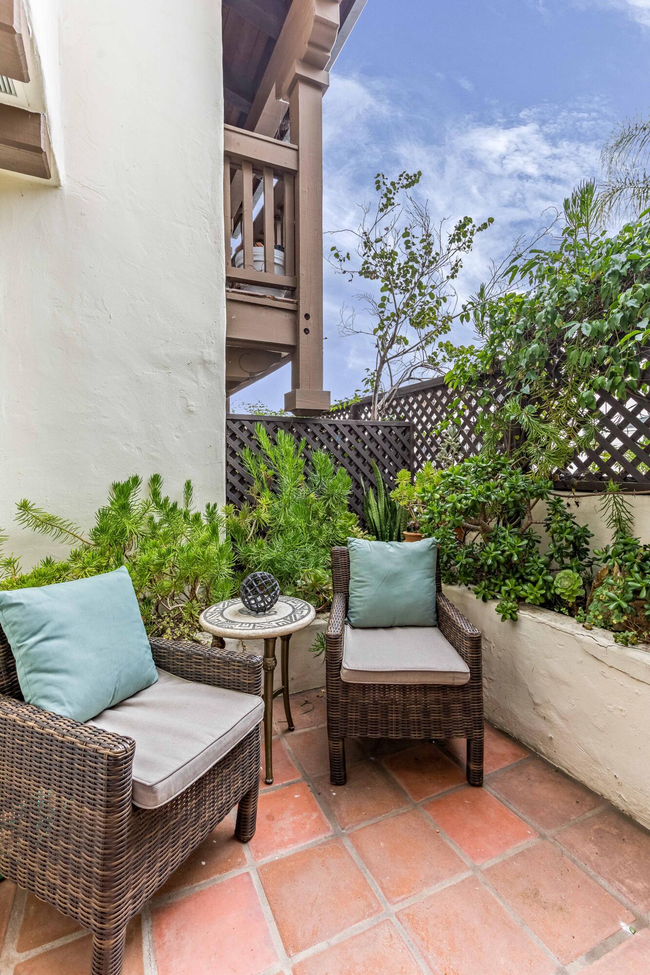 15 W Arrellaga Street, 1