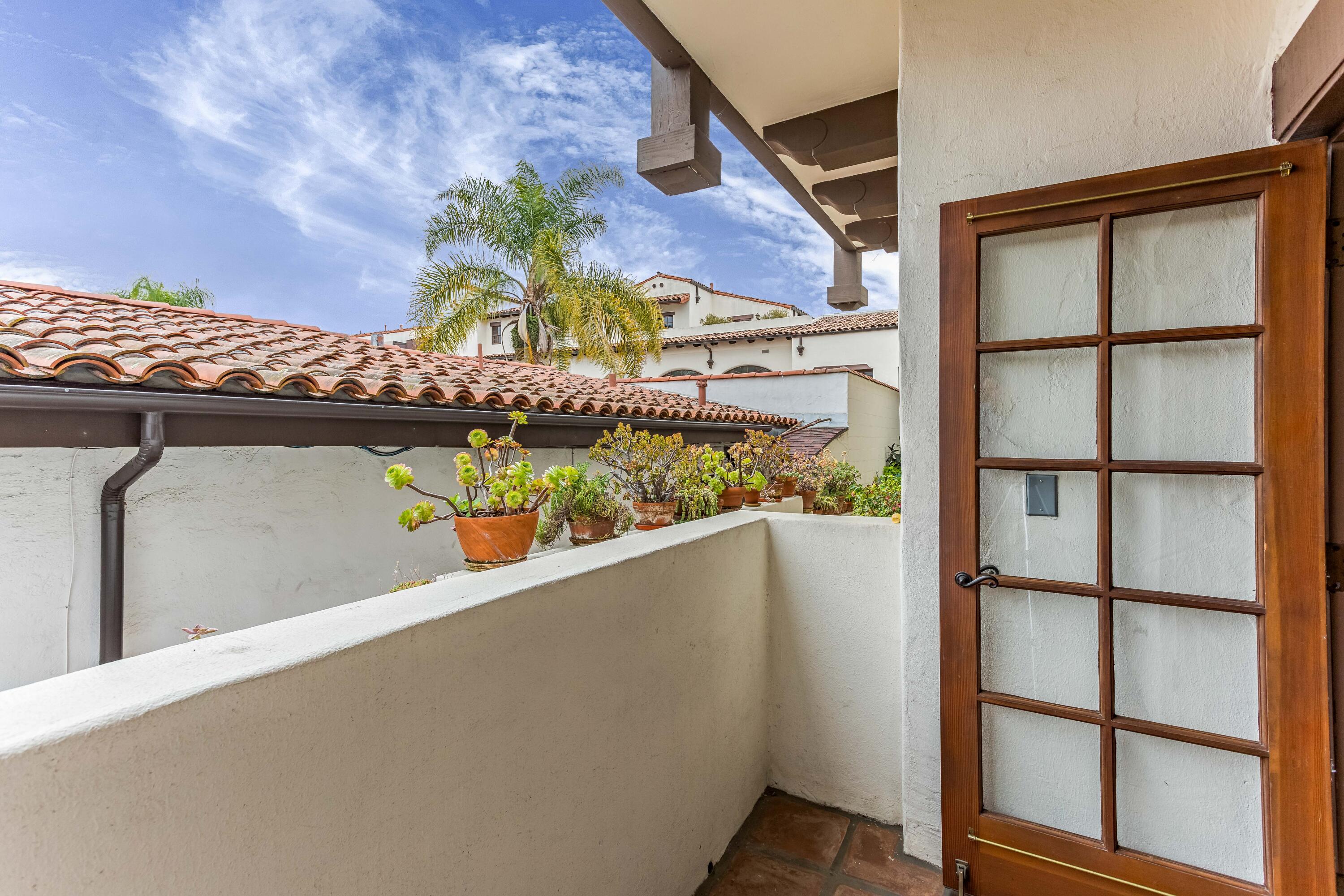 15 W Arrellaga Street, 1