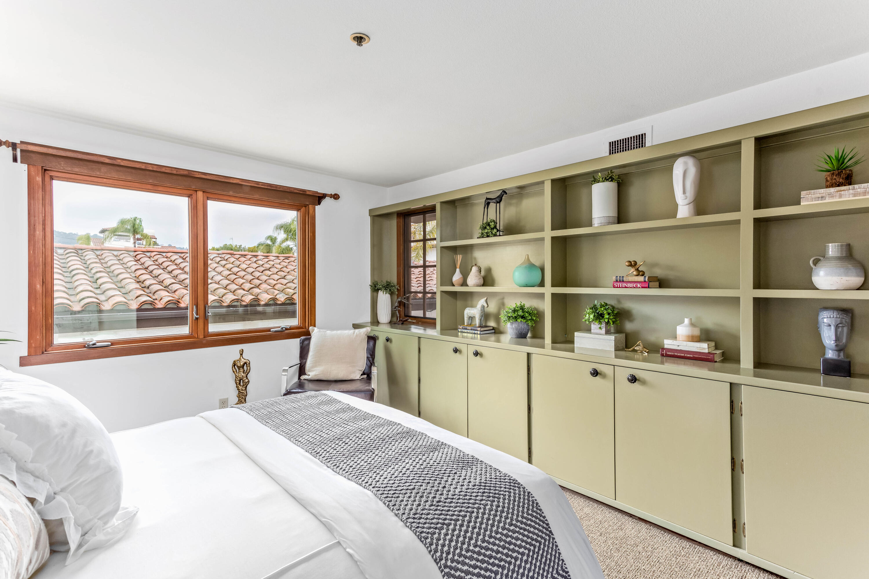 15 W Arrellaga Street, 1