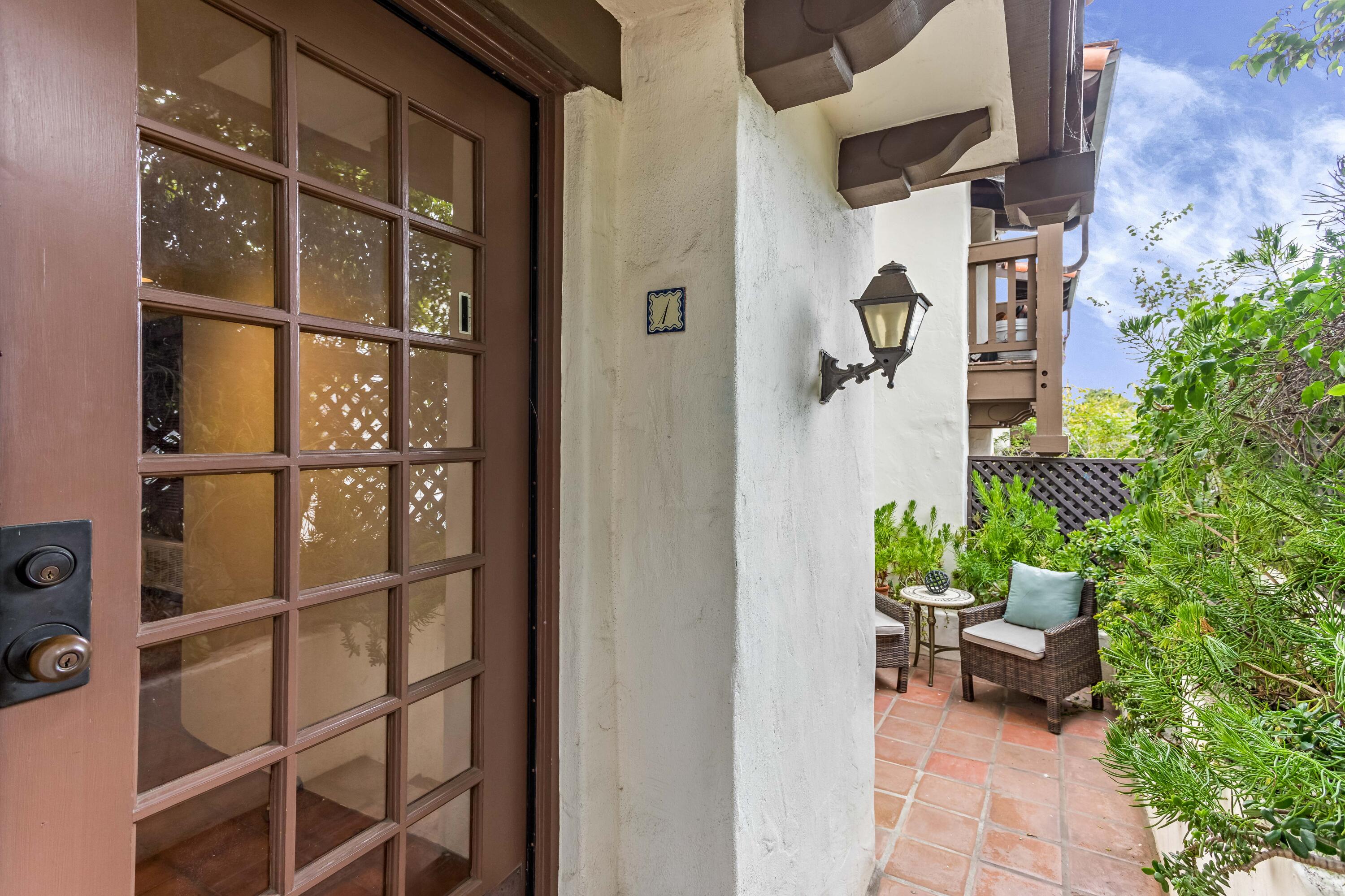 15 W Arrellaga Street, 1