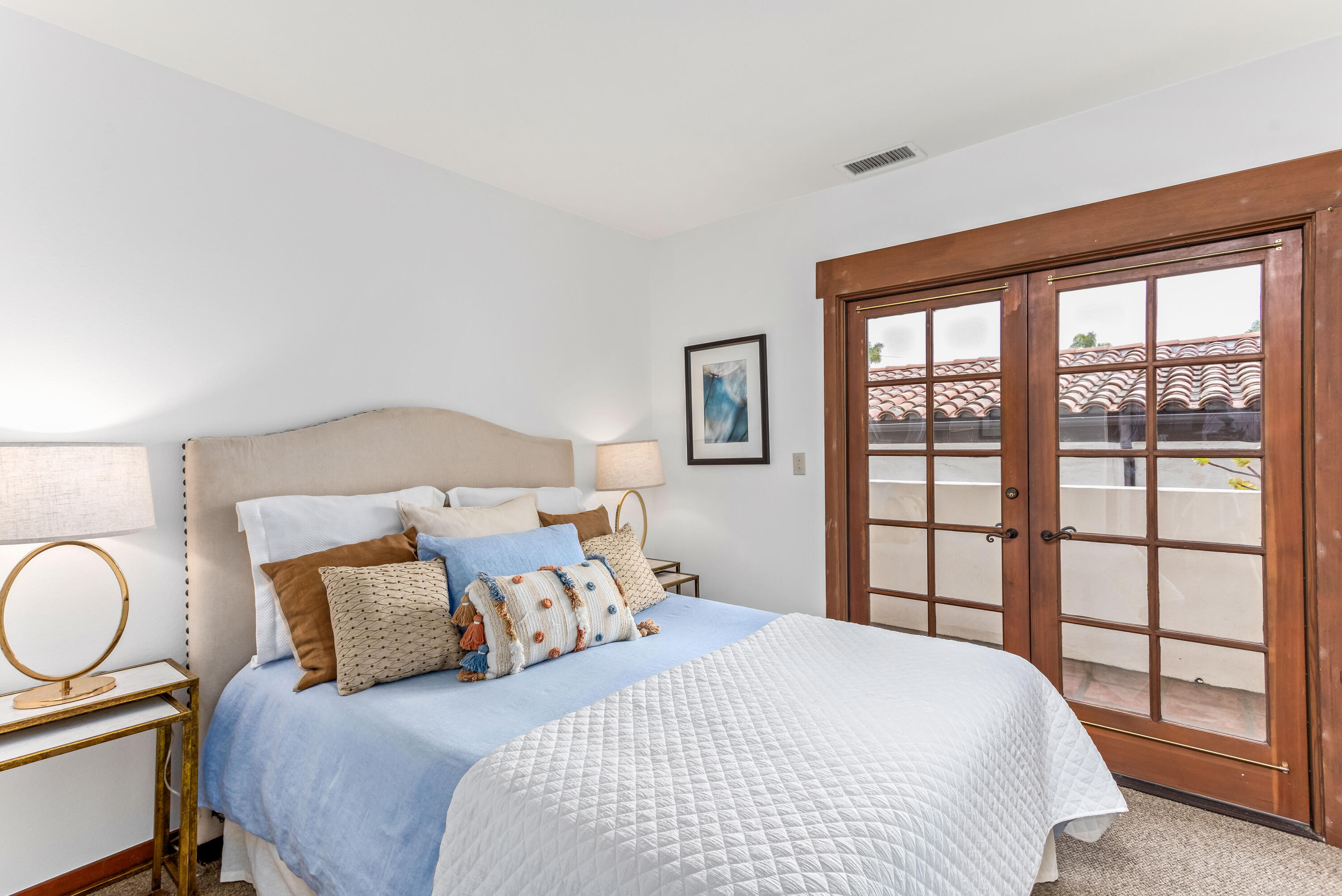 15 W Arrellaga Street, 1