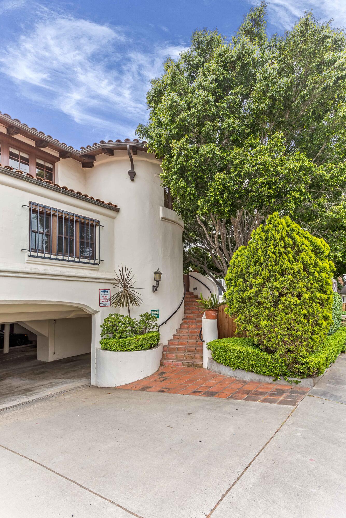 15 W Arrellaga Street, 1