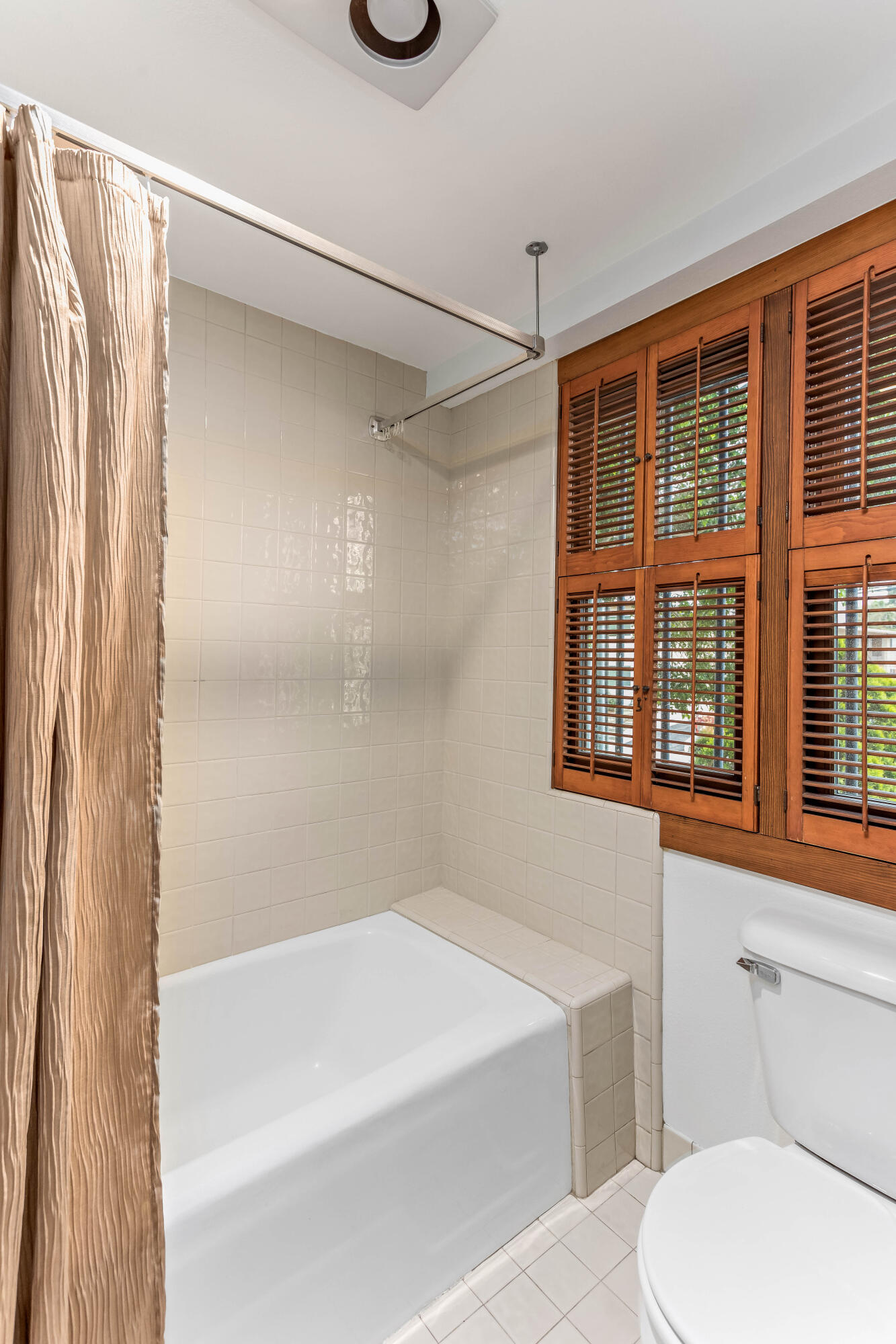 15 W Arrellaga Street, 1