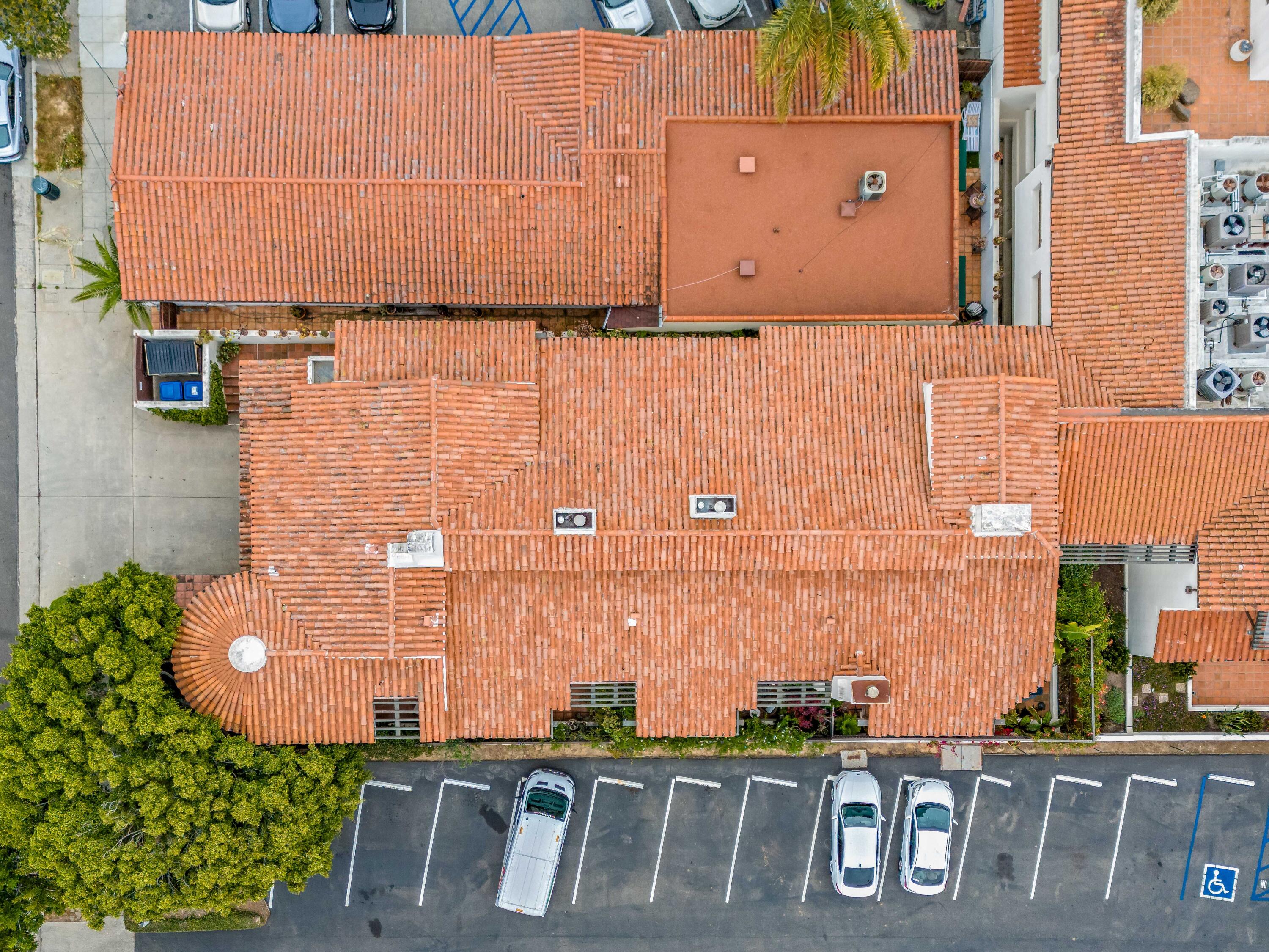 15 W Arrellaga Street, 1