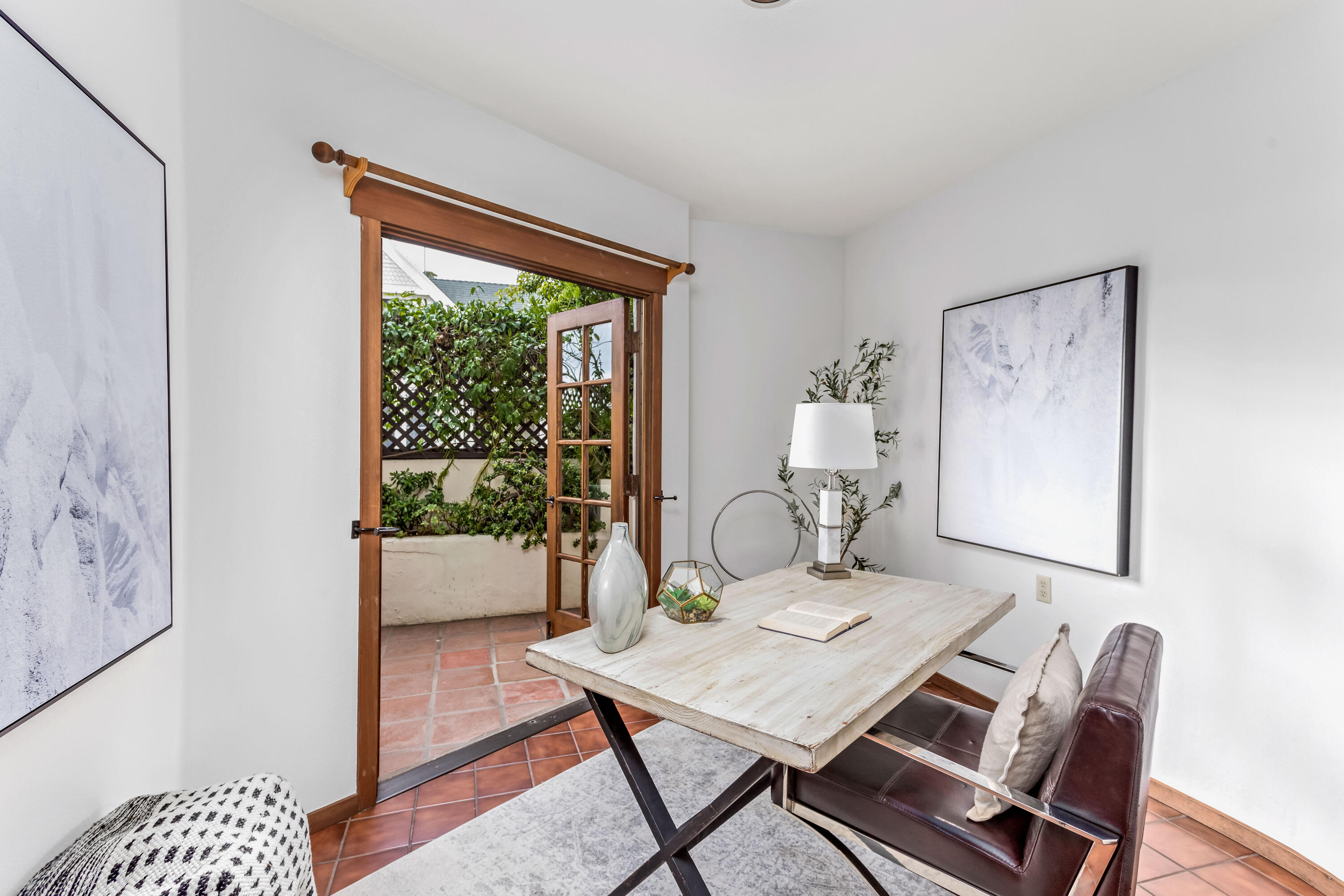 15 W Arrellaga Street, 1