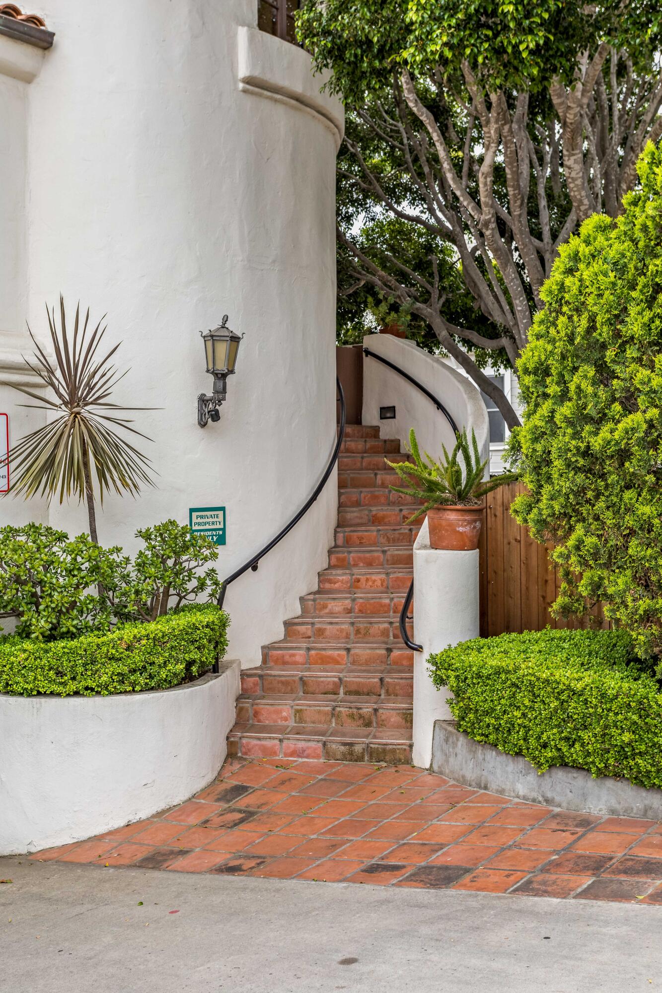 15 W Arrellaga Street, 1
