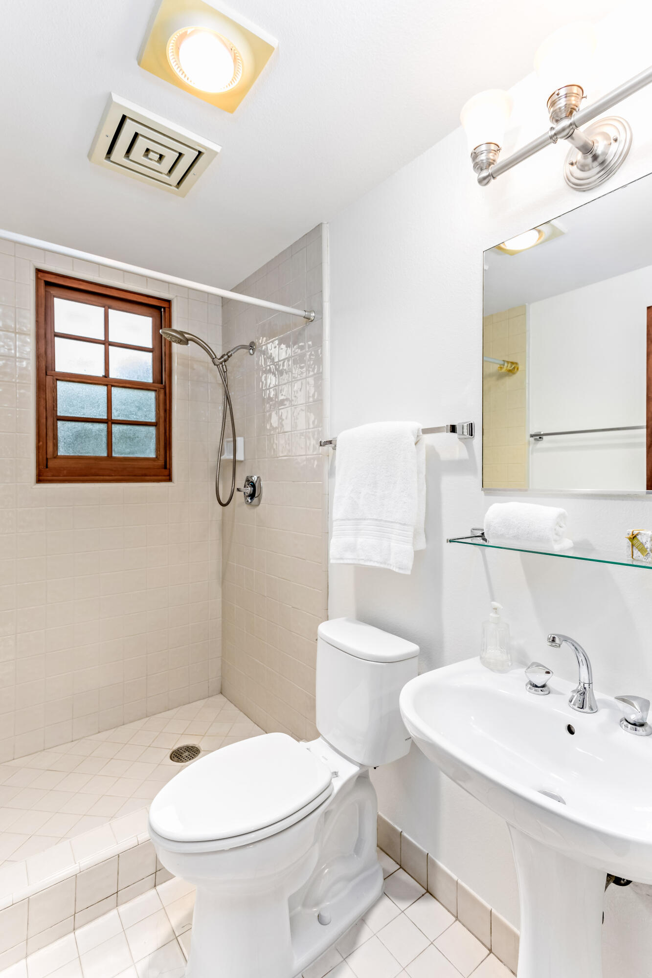 15 W Arrellaga Street, 1