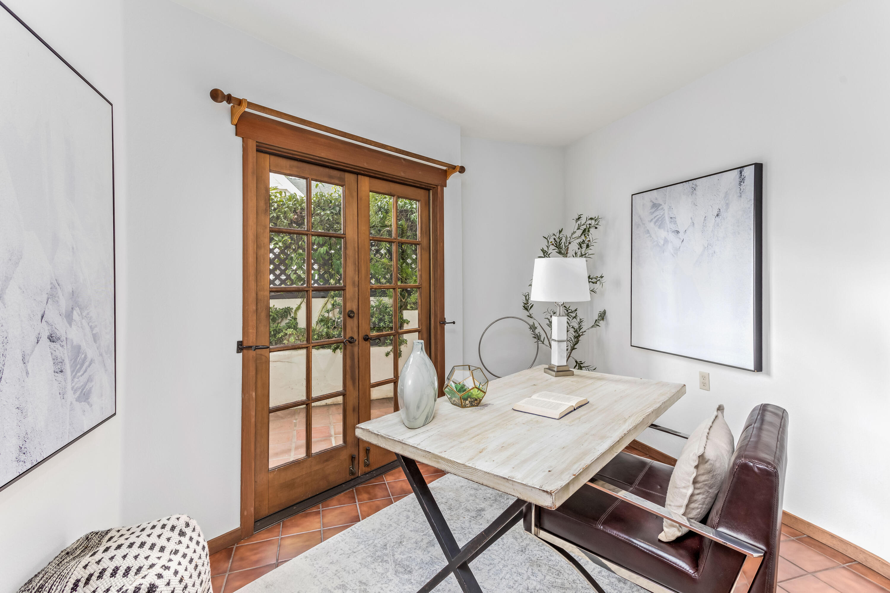 15 W Arrellaga Street, 1
