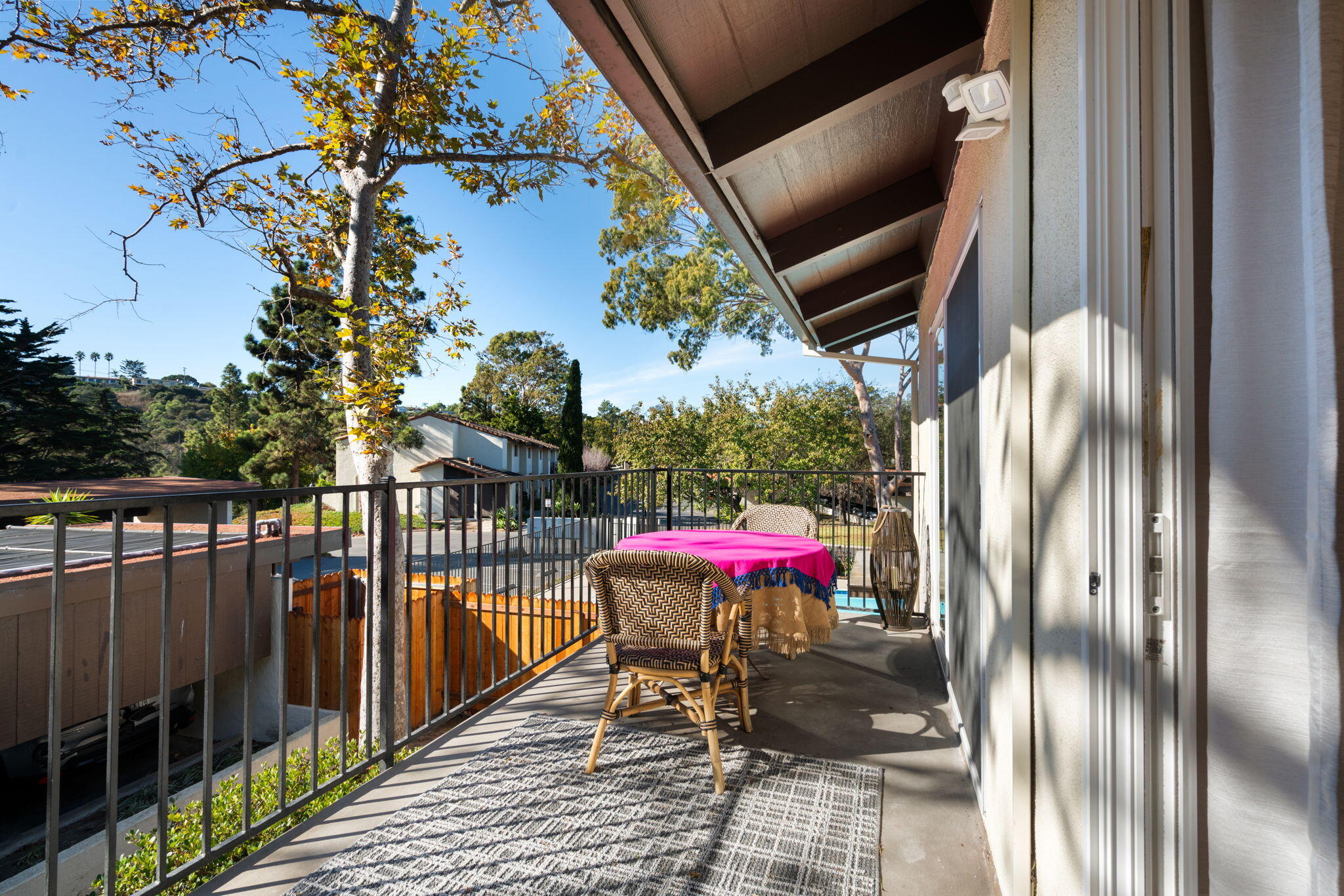 990 Miramonte Drive, 6