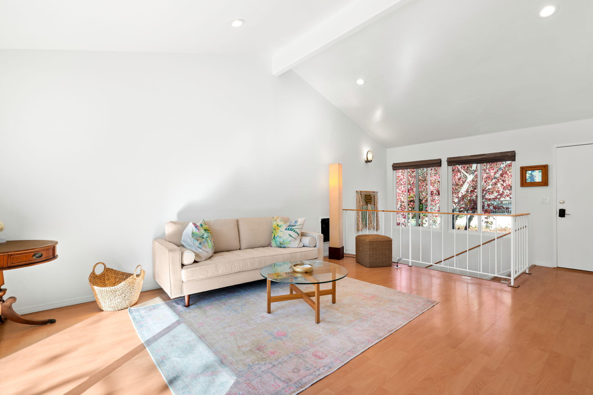 990 Miramonte Drive, 6