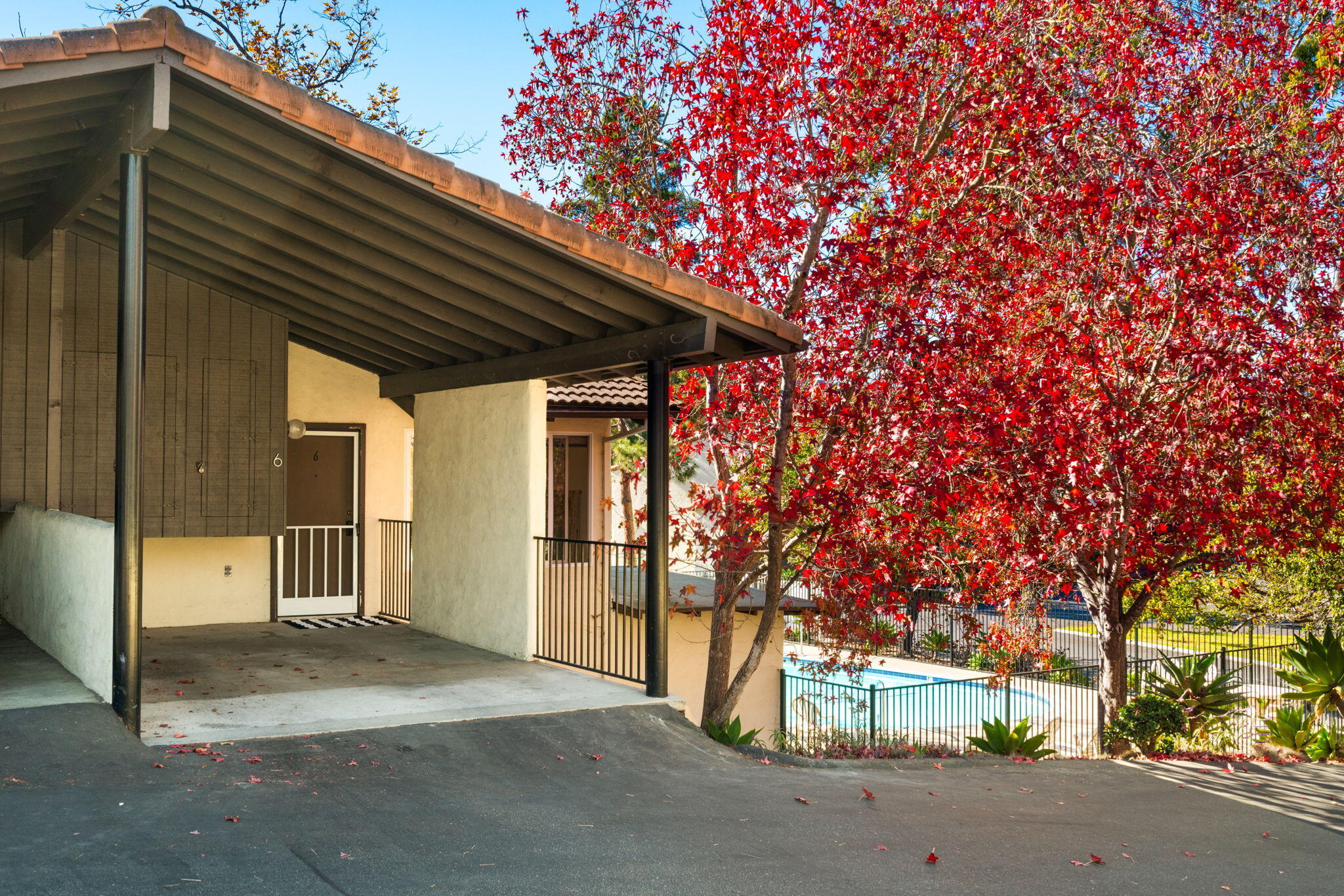 990 Miramonte Drive, 6