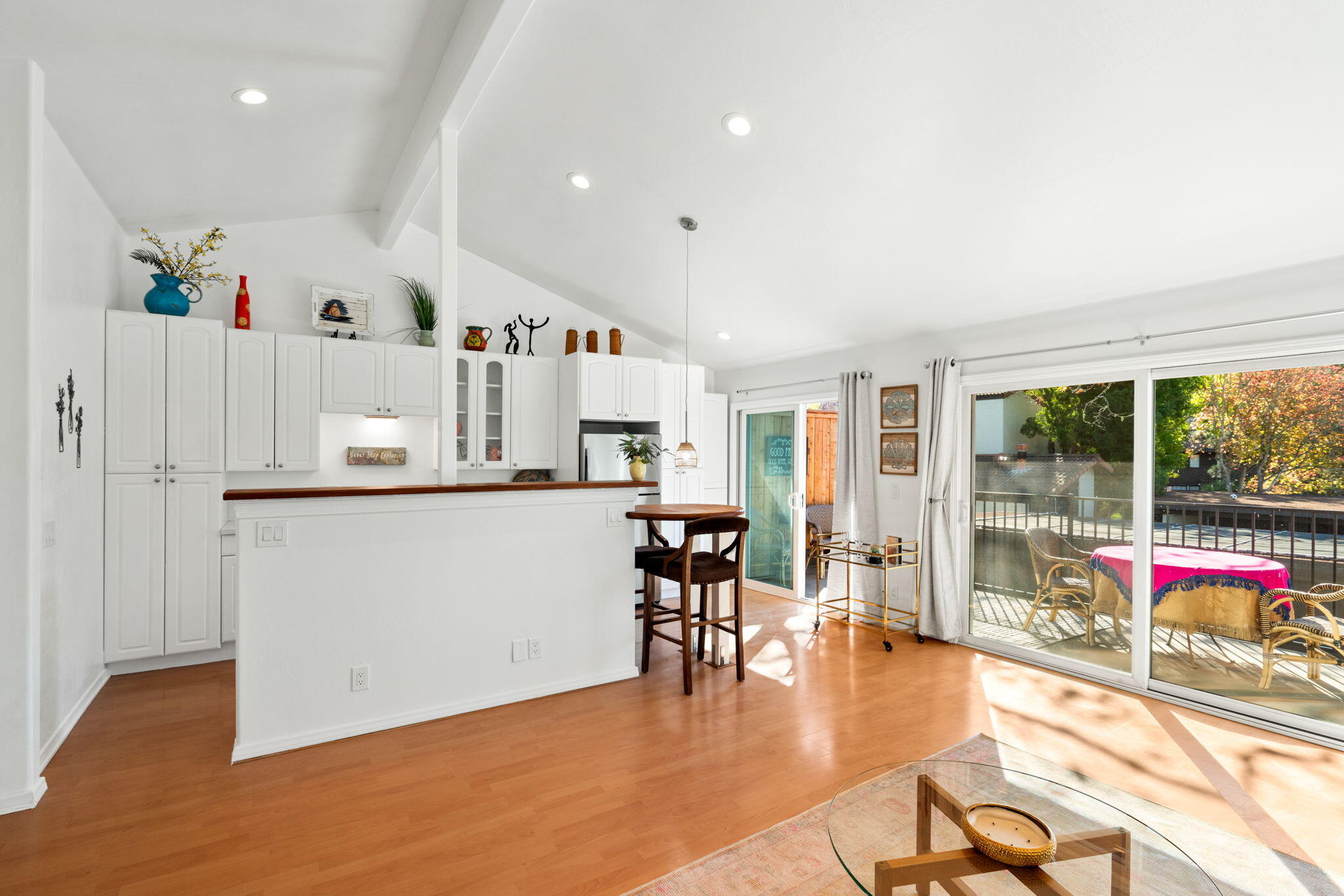 990 Miramonte Drive, 6