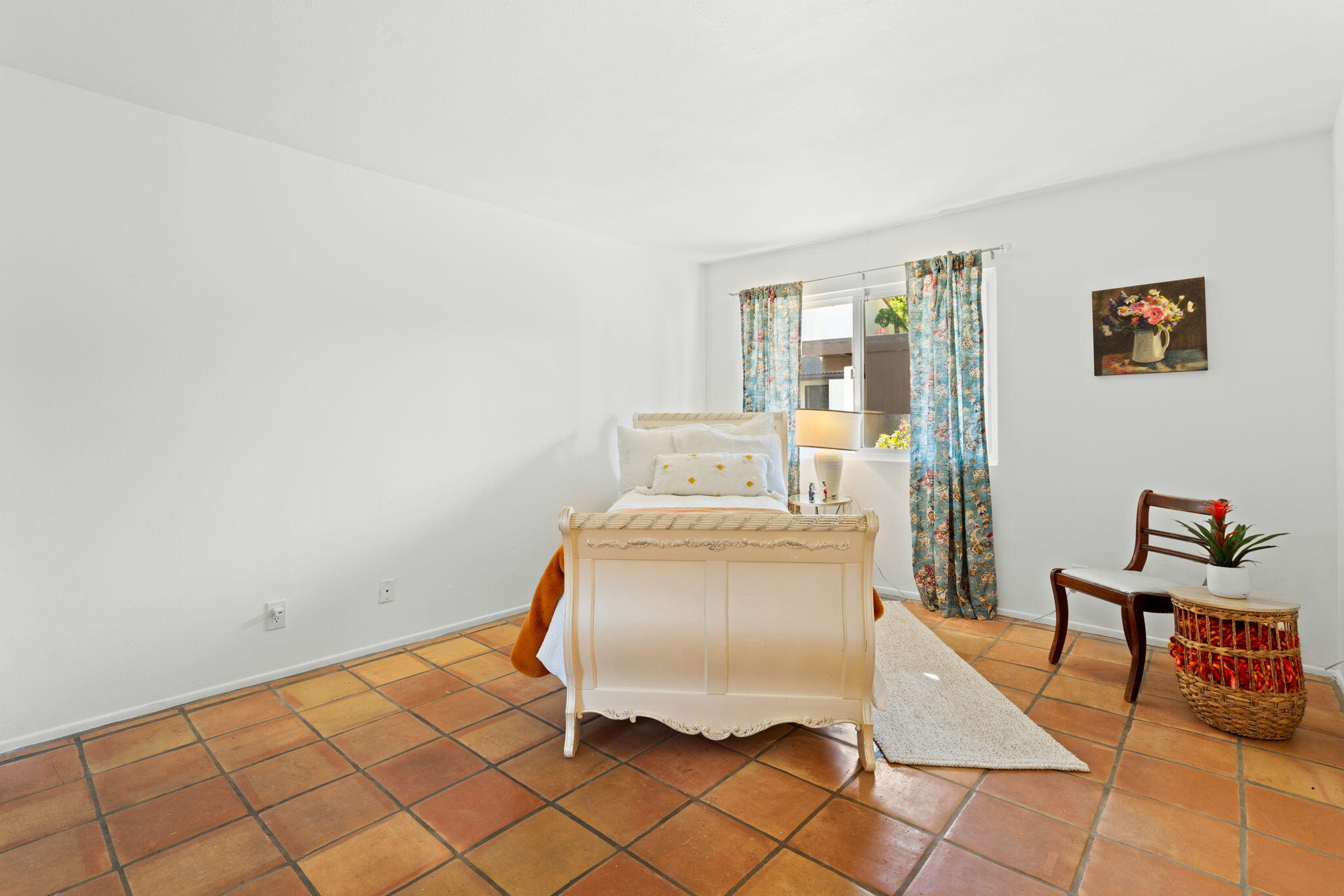 990 Miramonte Drive, 6