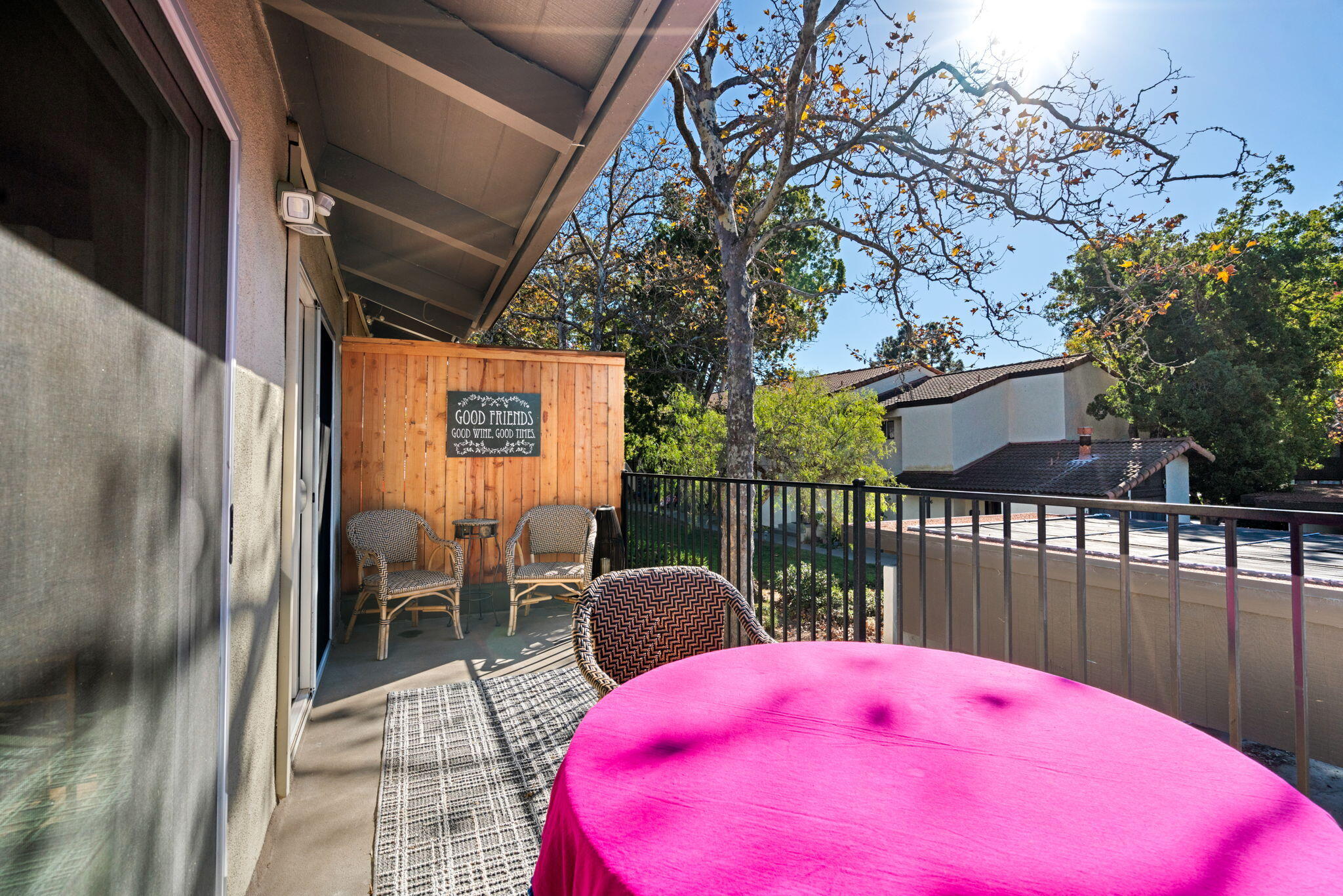 990 Miramonte Drive, 6
