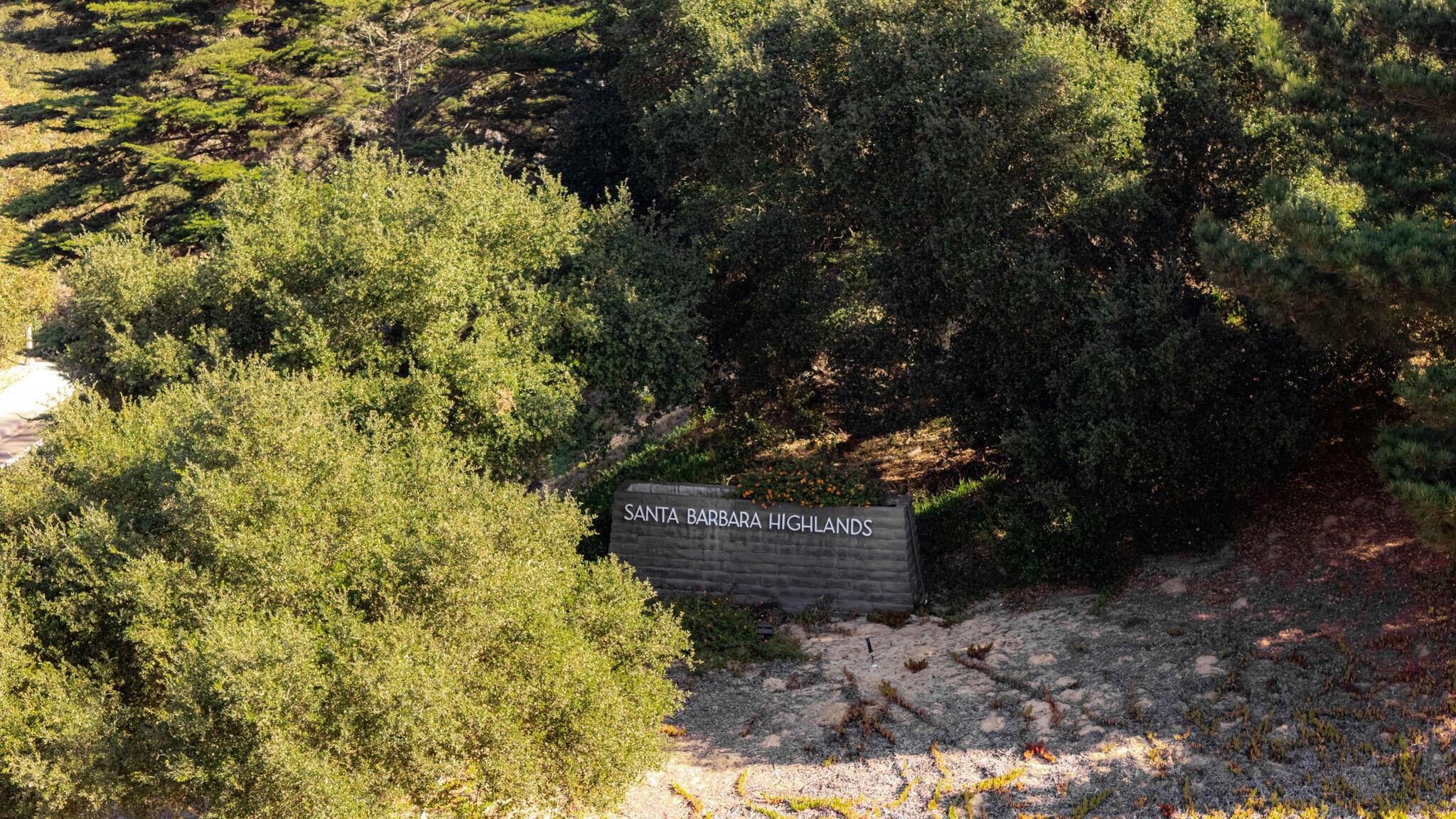 990 Miramonte Drive, 6