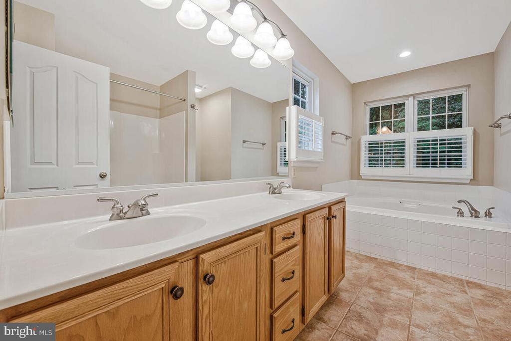 5455 WOODED WAY
