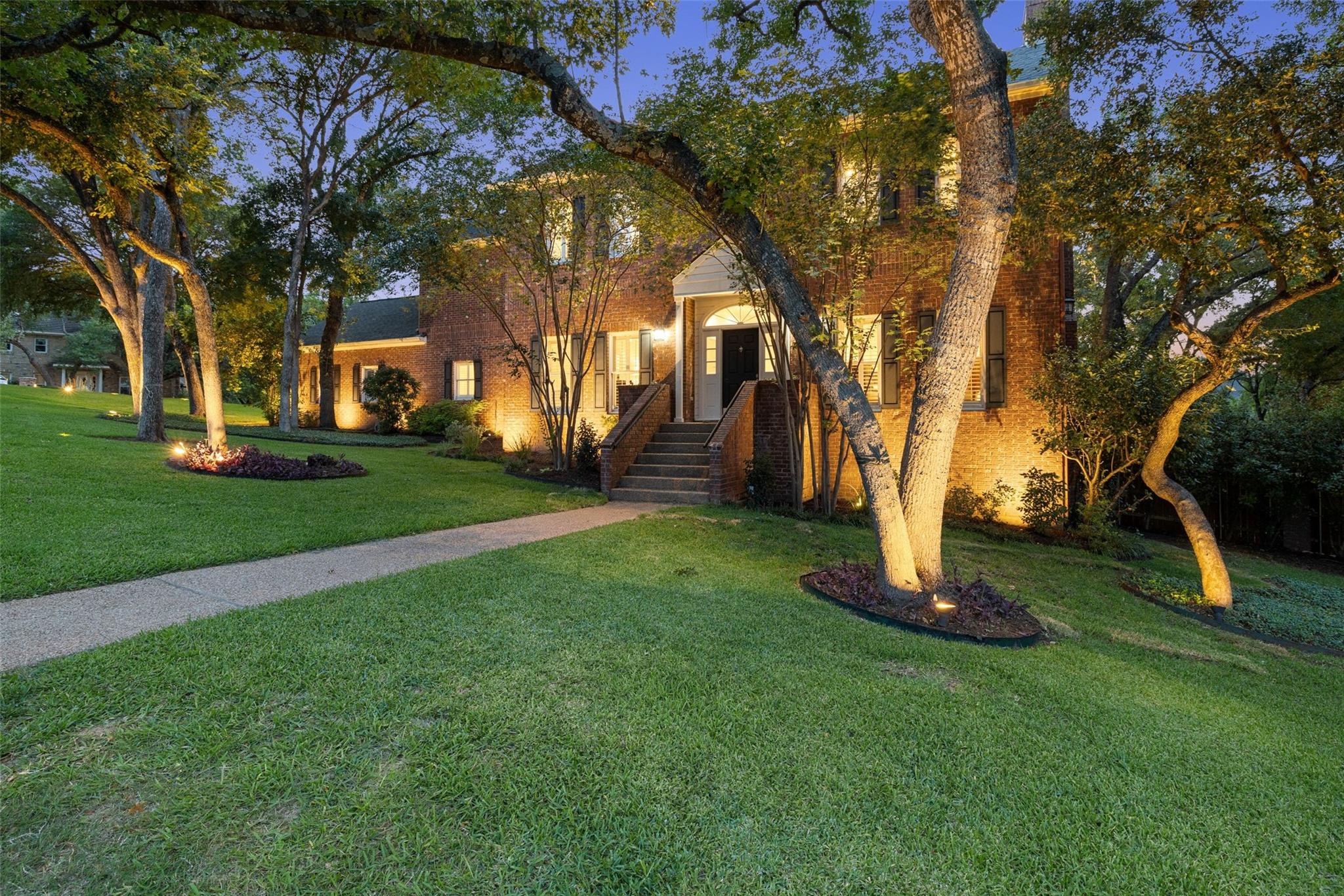 2922 Thousand Oaks DR