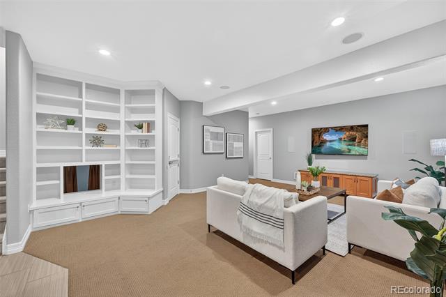 8696 E 35th Avenue