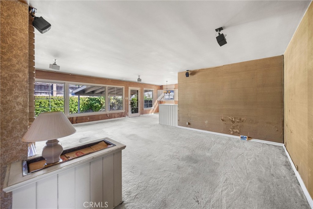 1056 Cerritos