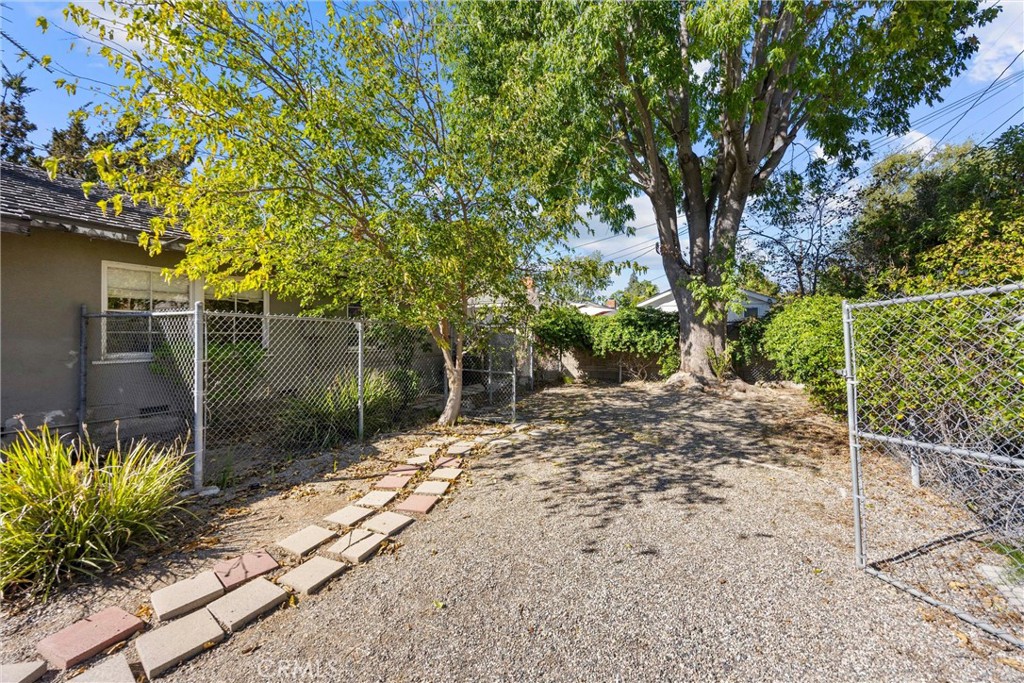 1056 Cerritos