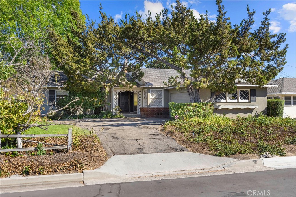 1056 Cerritos