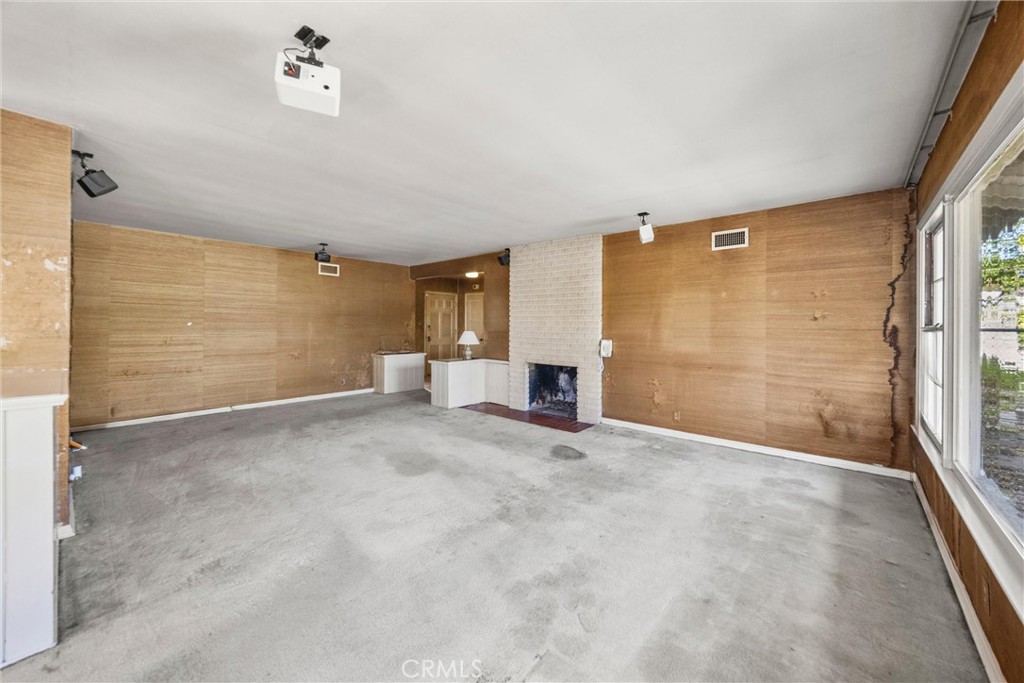 1056 Cerritos