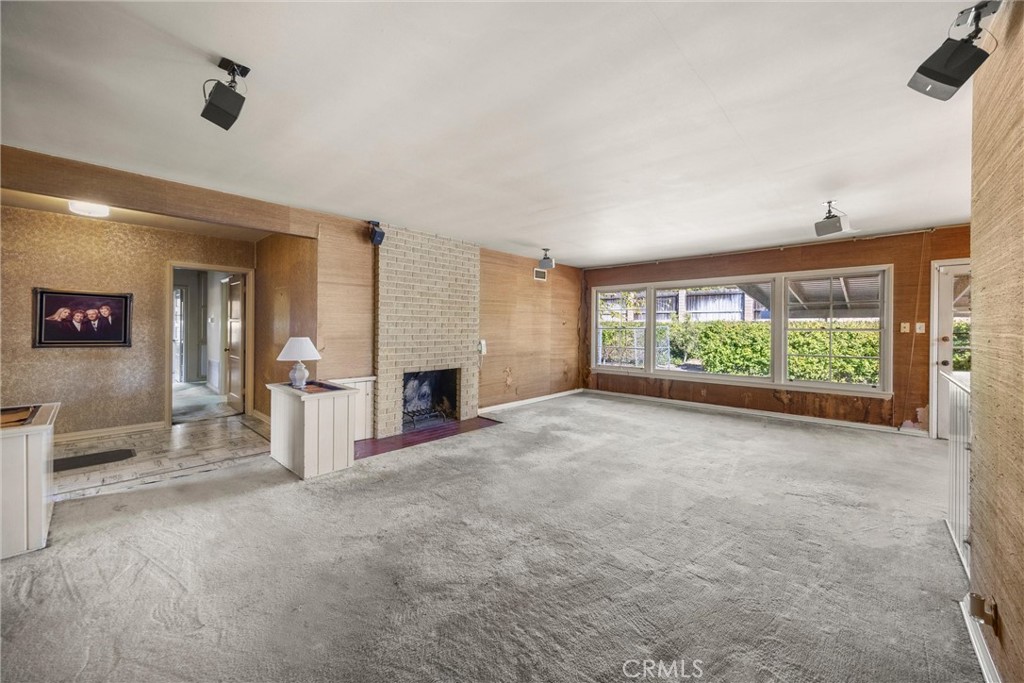 1056 Cerritos