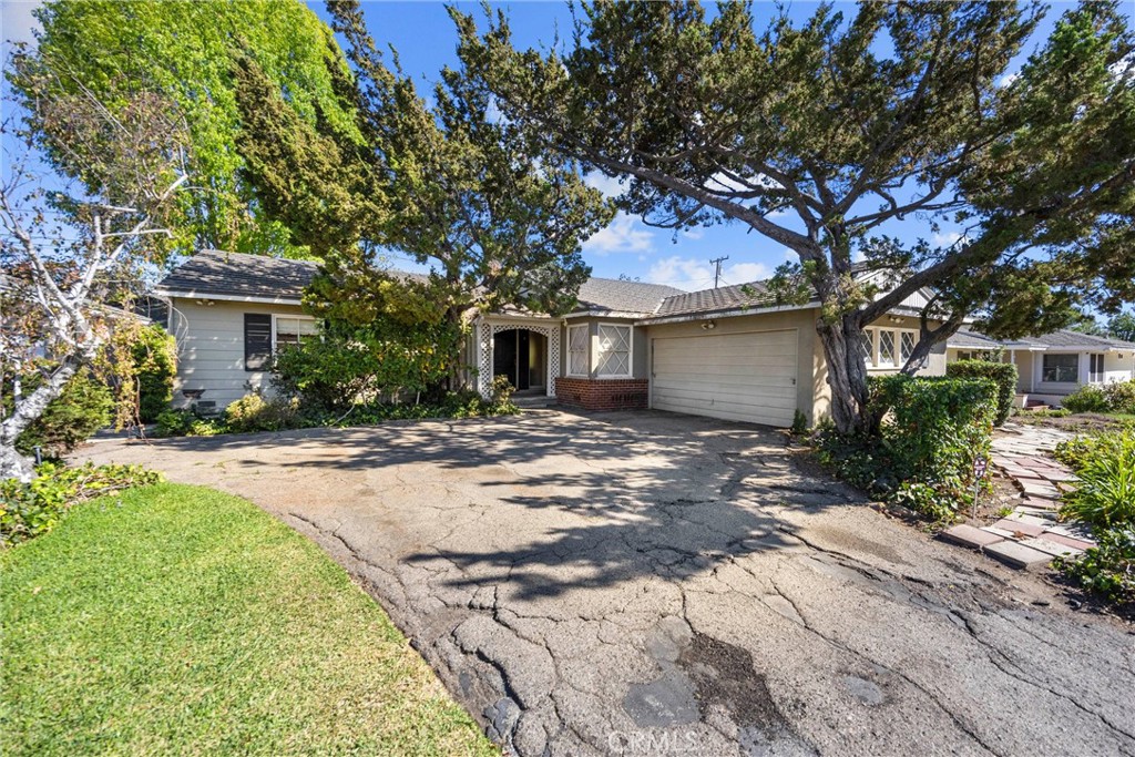 1056 Cerritos