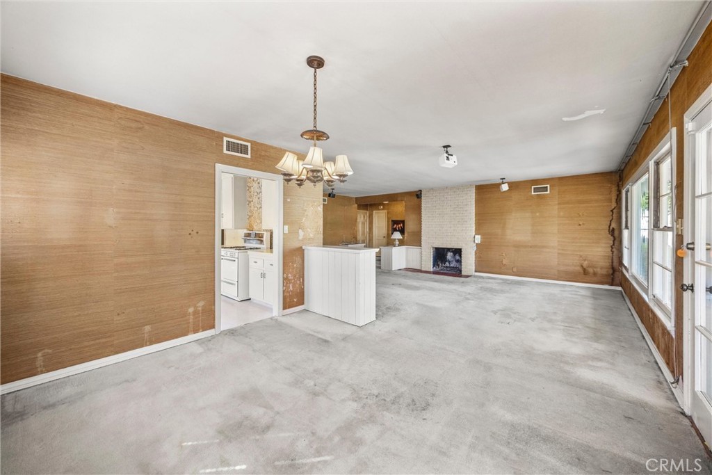 1056 Cerritos