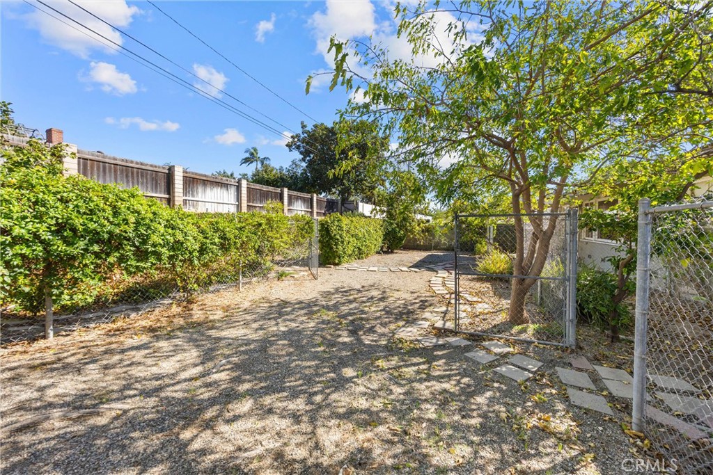 1056 Cerritos