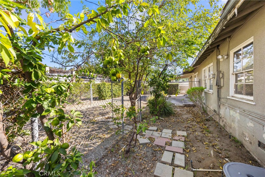 1056 Cerritos