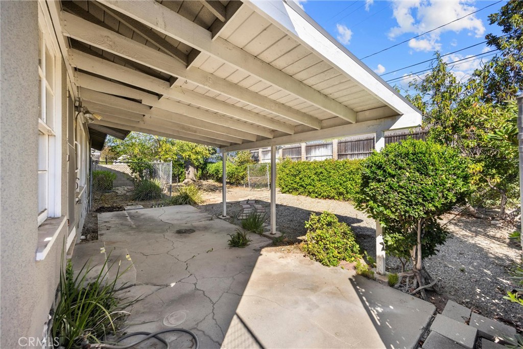 1056 Cerritos