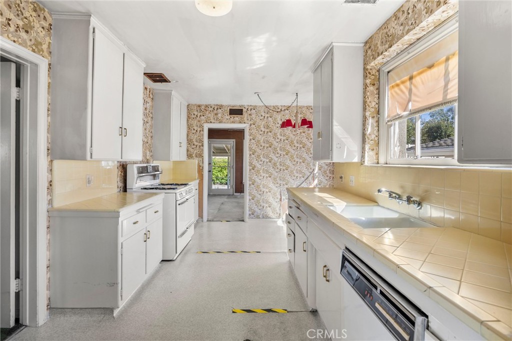 1056 Cerritos