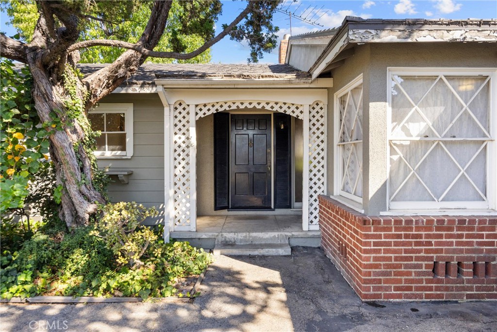 1056 Cerritos