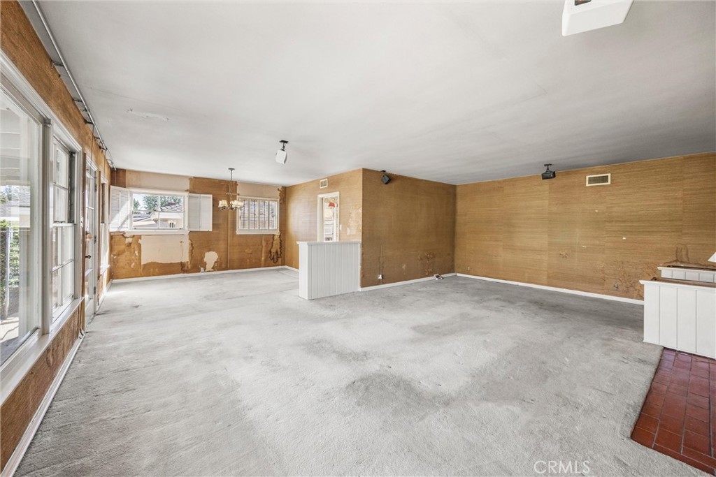 1056 Cerritos