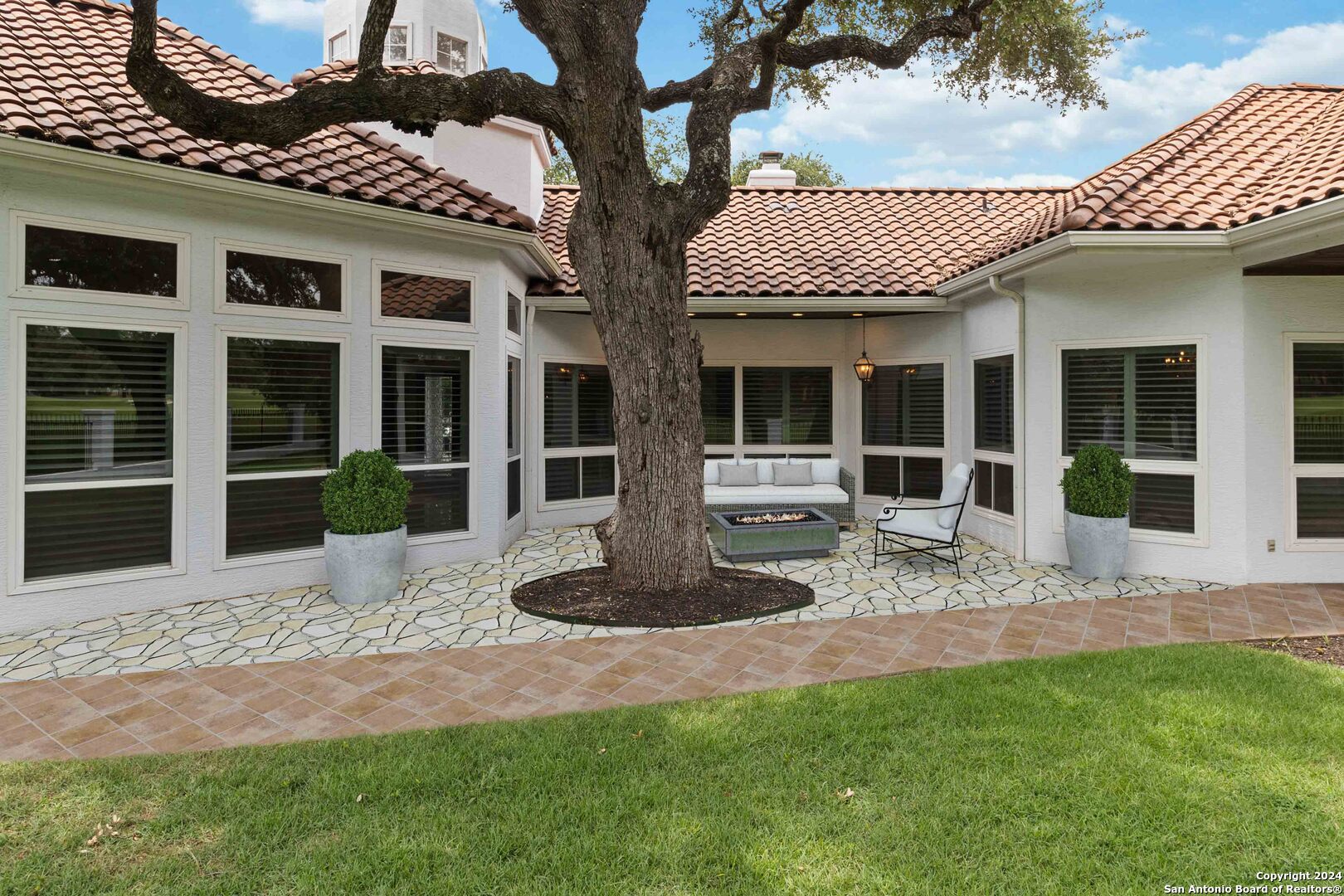 1 CLUBHOUSE GRN