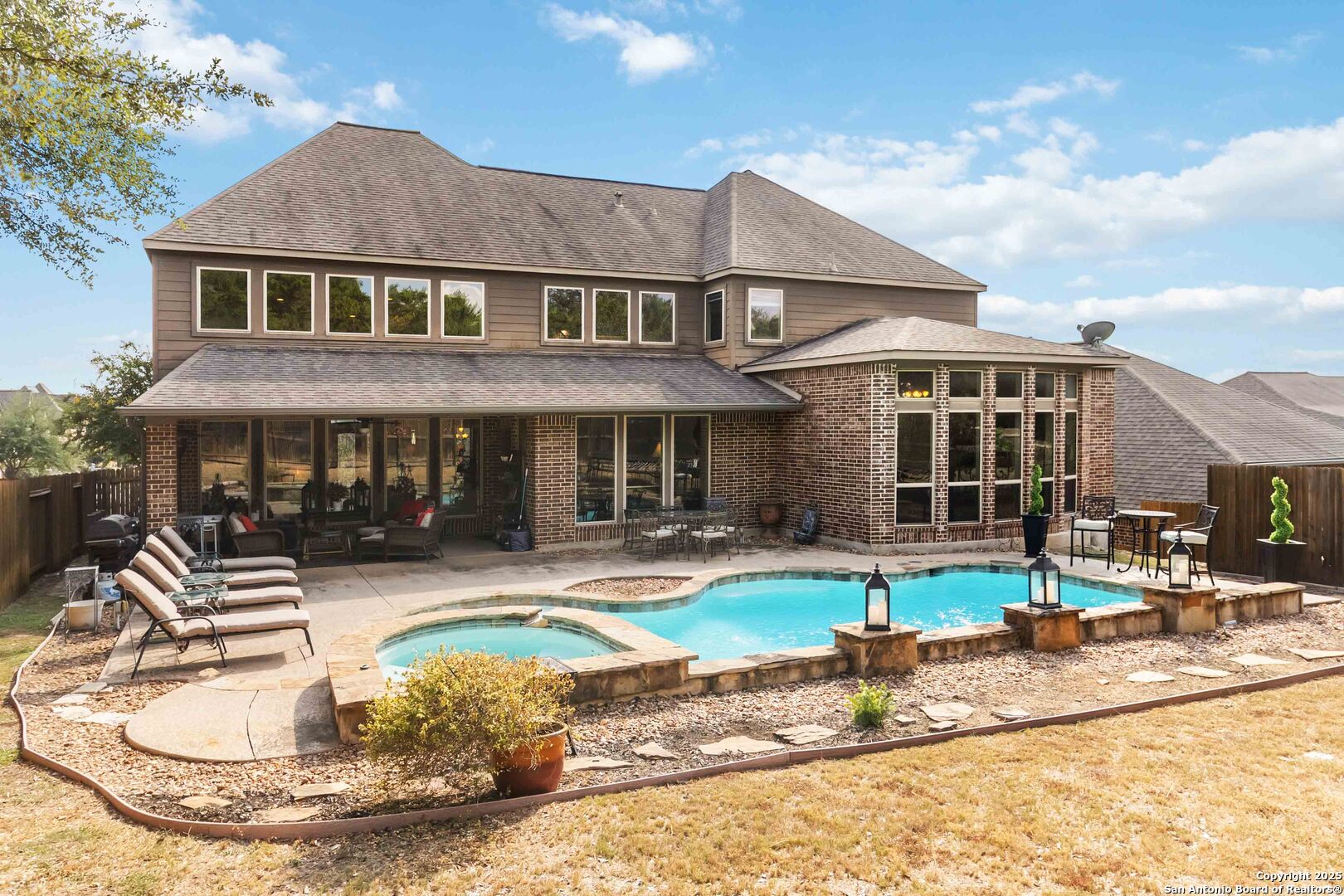 8905 Soaring Oak